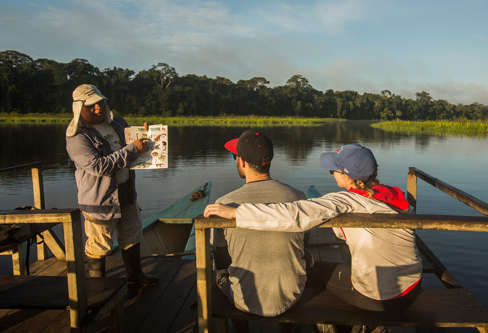 Boottocht in het Tres Chimbadas Lake in de Amazone in Peru