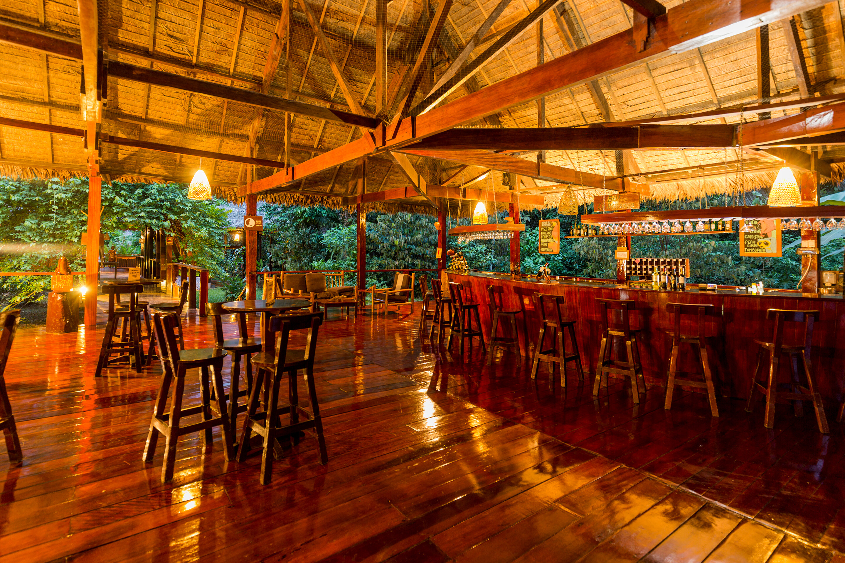 Bar in de Posada Amazonas Lodge in het Amazone regenwoud in Peru