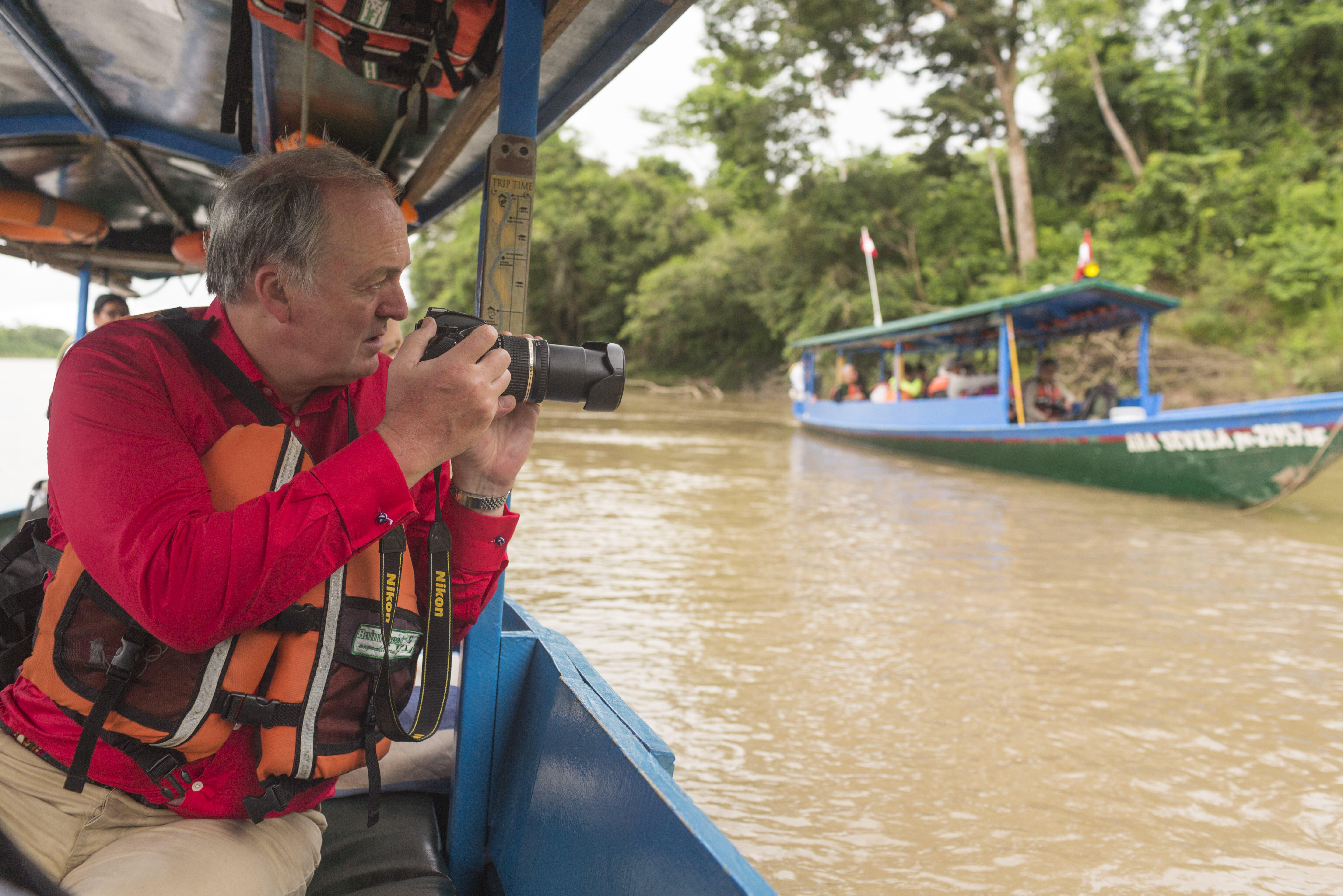 Varen over de rivier in het Amazone regenwoud in Peru