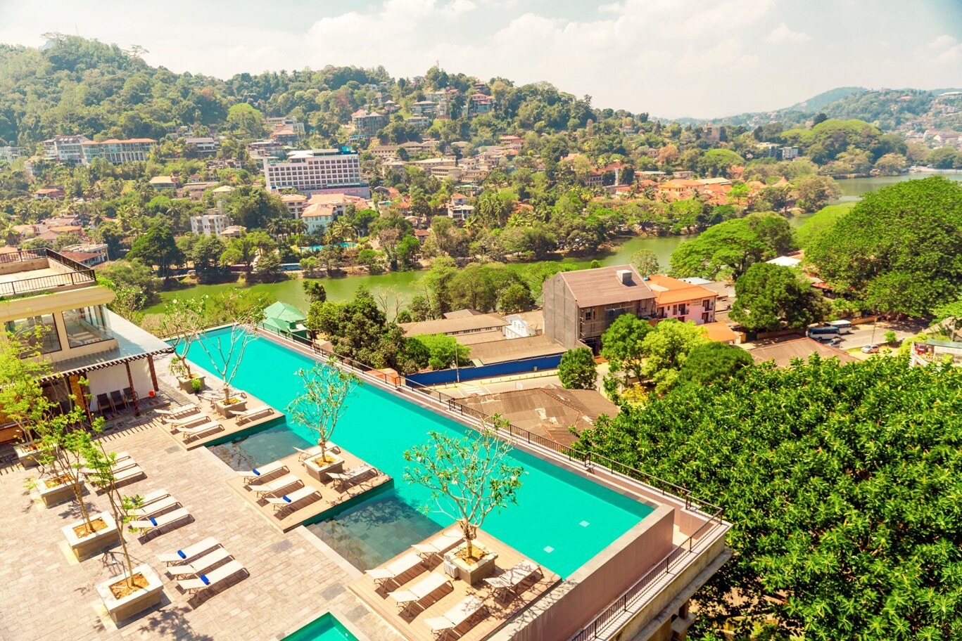 Uitzicht op rivier vanaf hotel zwembad