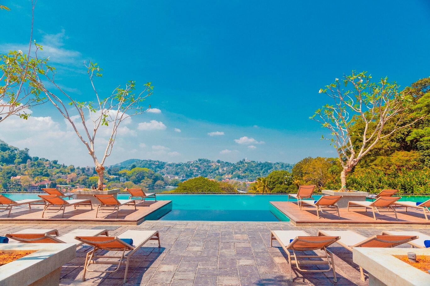 Ligbedden aan het zwembad in Thilanka Hotel