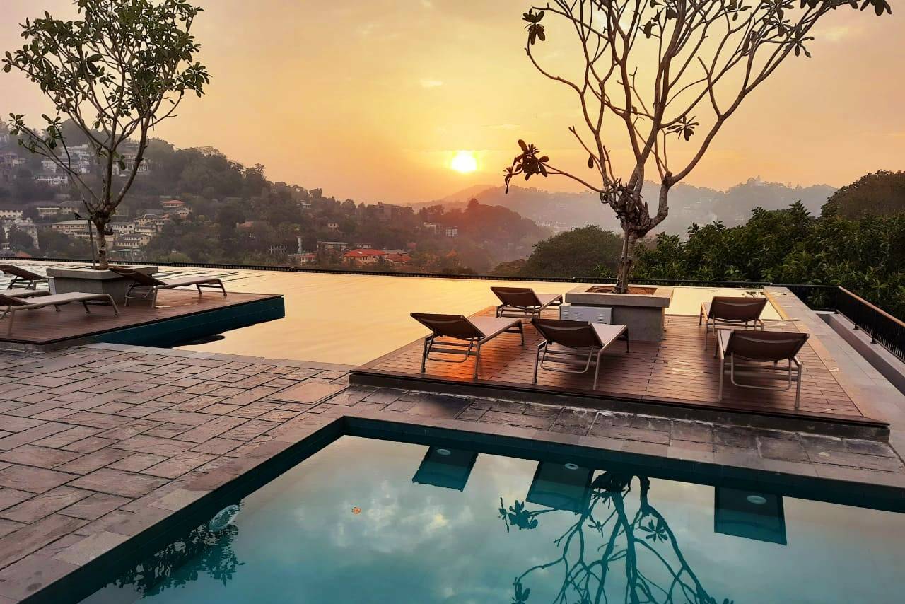 Zonsondergang bij het zwembad in Kandy