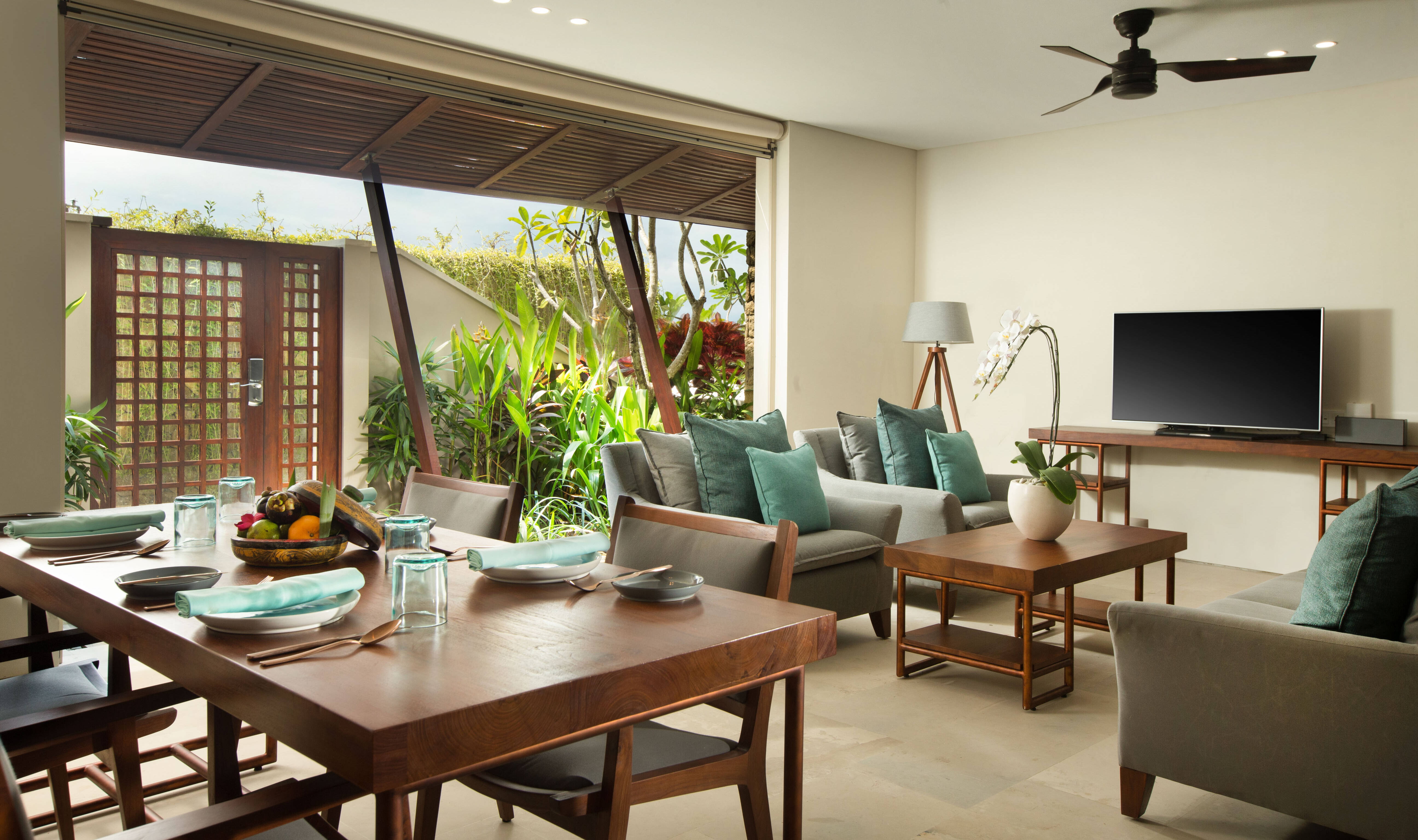 Woonkamer van de One Bedroom Villa in The Tamarind Resort op Nusa Lembongan in Indonesie