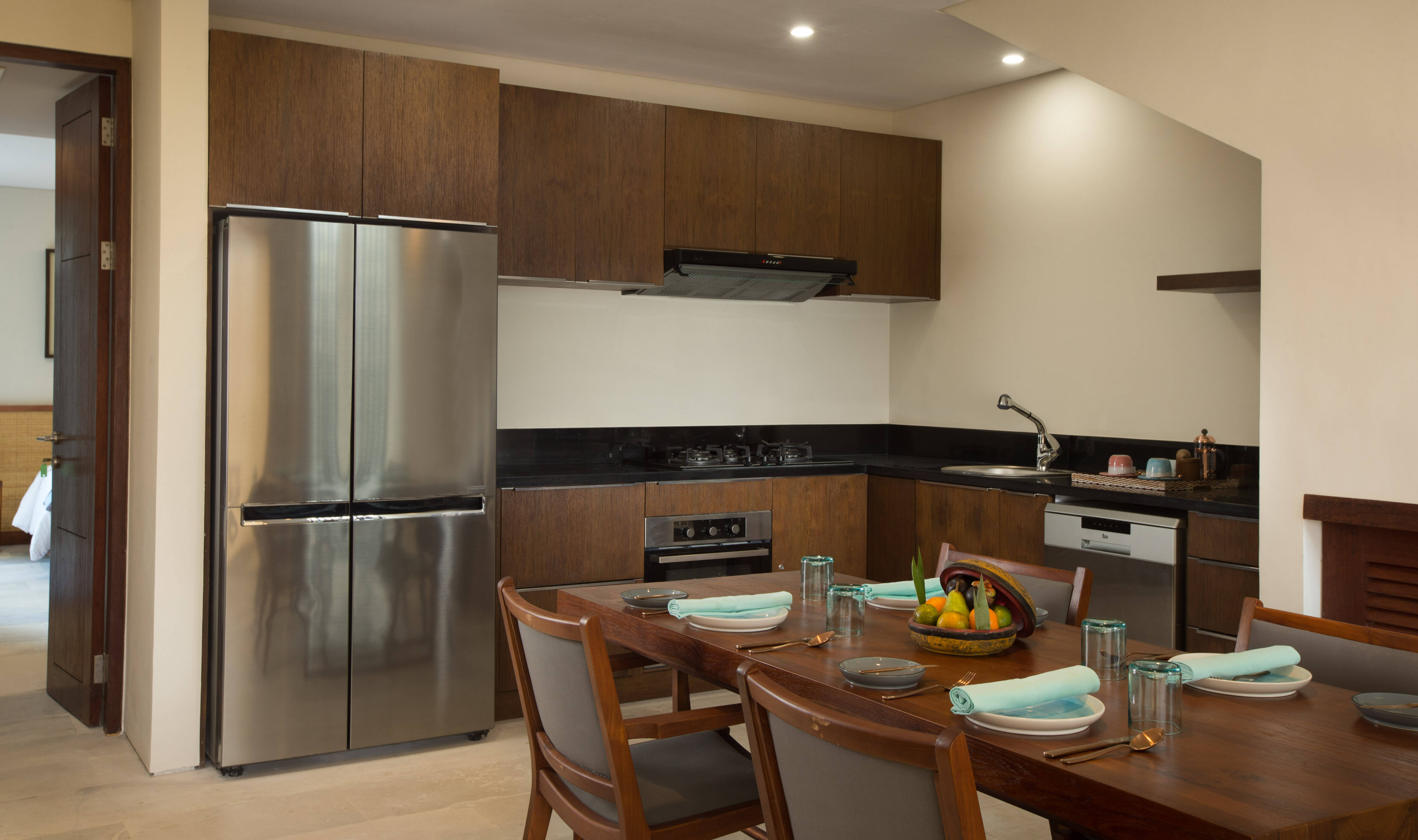 Keuken in de One Bedroom Villa in The Tamarind Resort op Nusa Lembongan in Indonesie