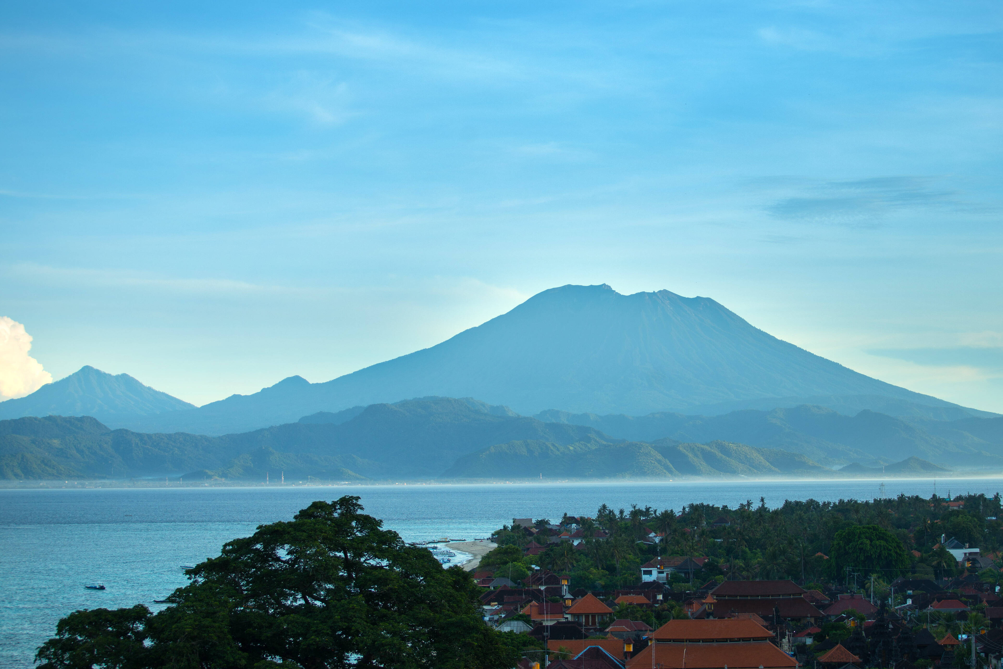 Uitzicht op Bali vanaf Nusa Lembongan