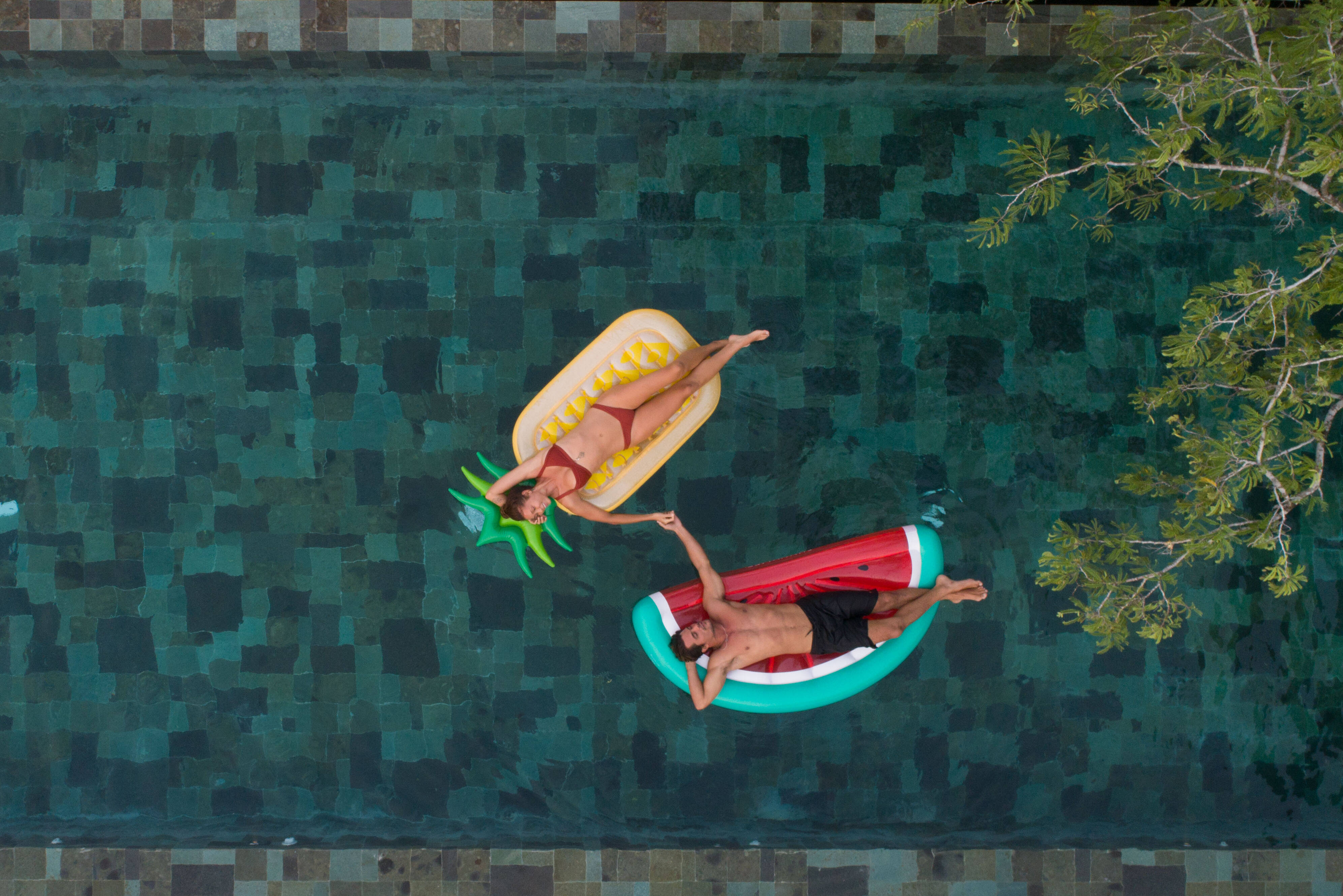 Ontspannen in het zwembad in The Tamarind Resort op Nusa Lembongan in Indonesie