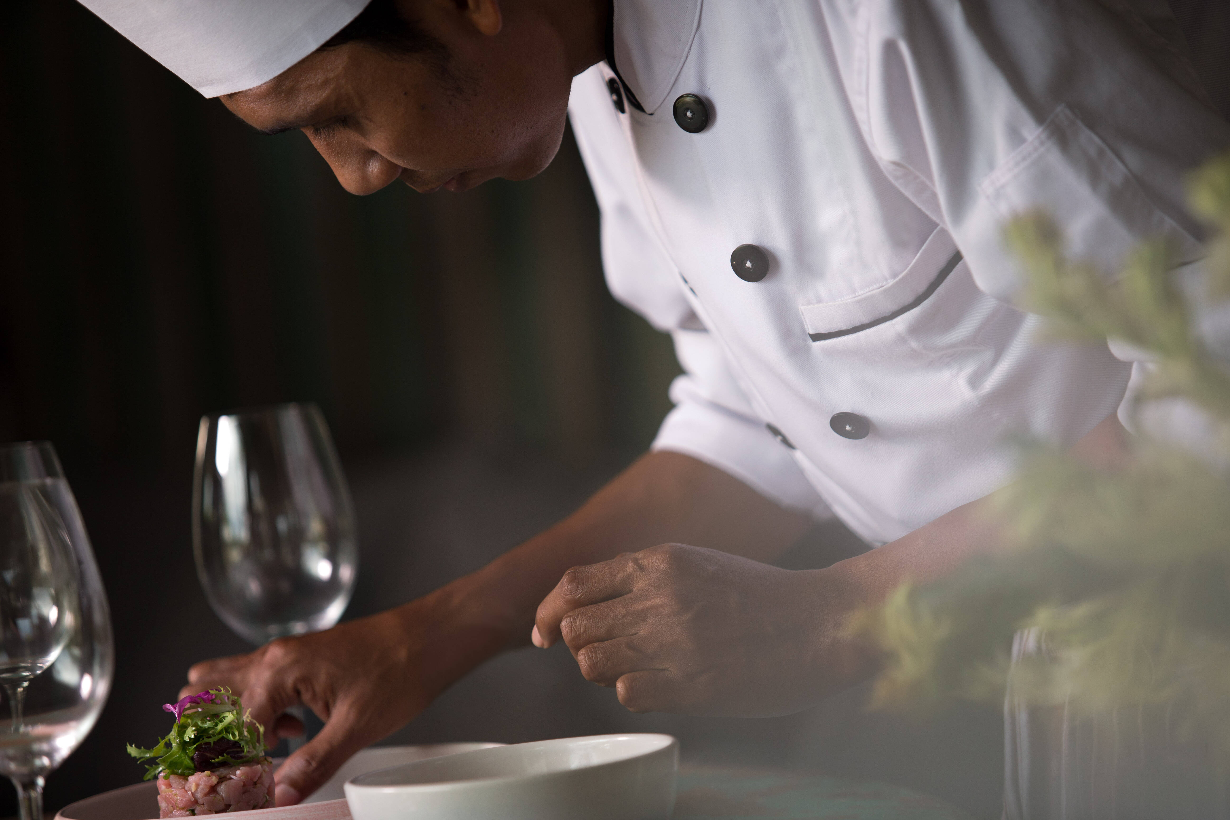 Kok aan het werk in The Tamarind Resort op Nusa Lembongan in Indonesie