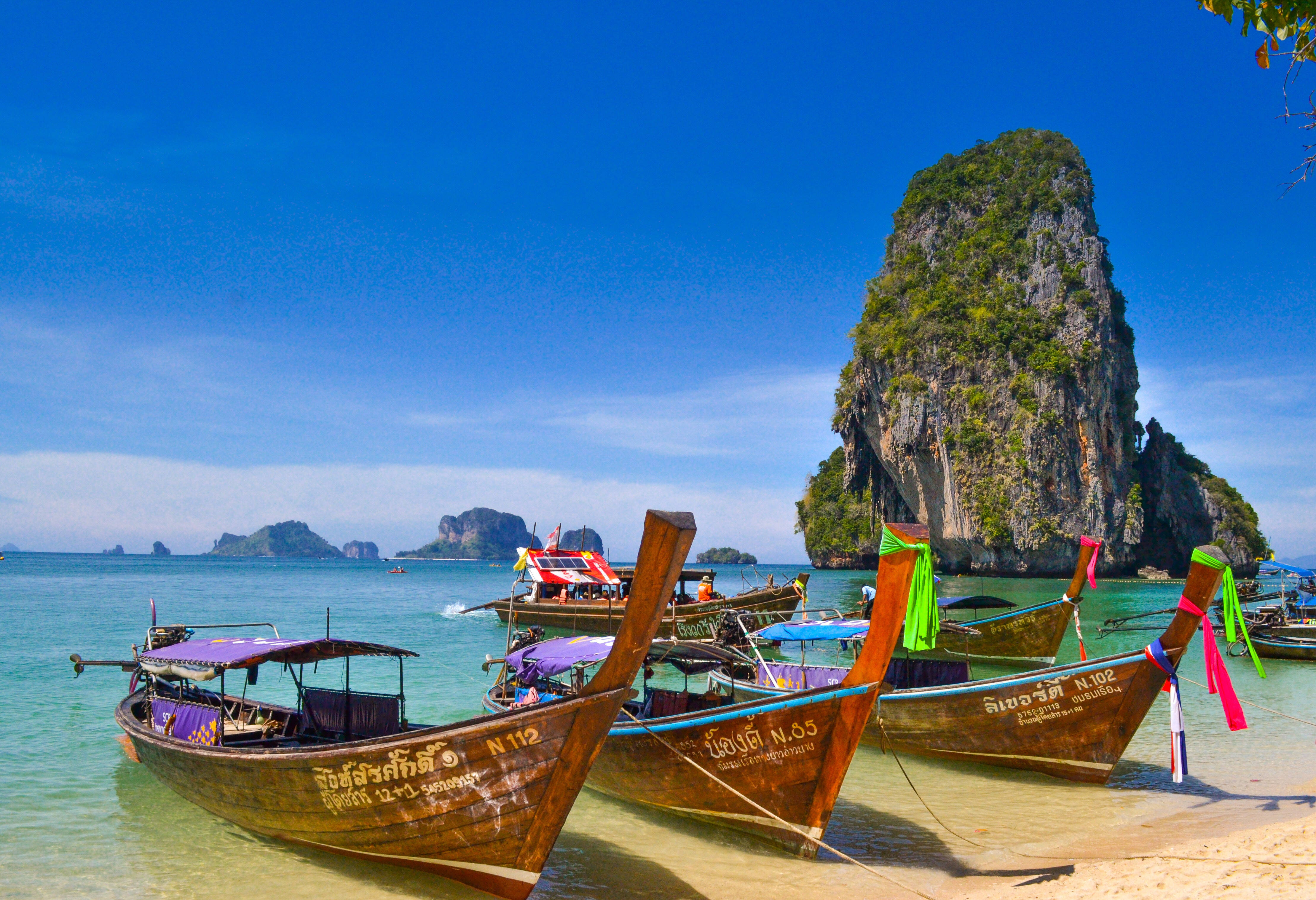 Boten aan het strand van Krabi