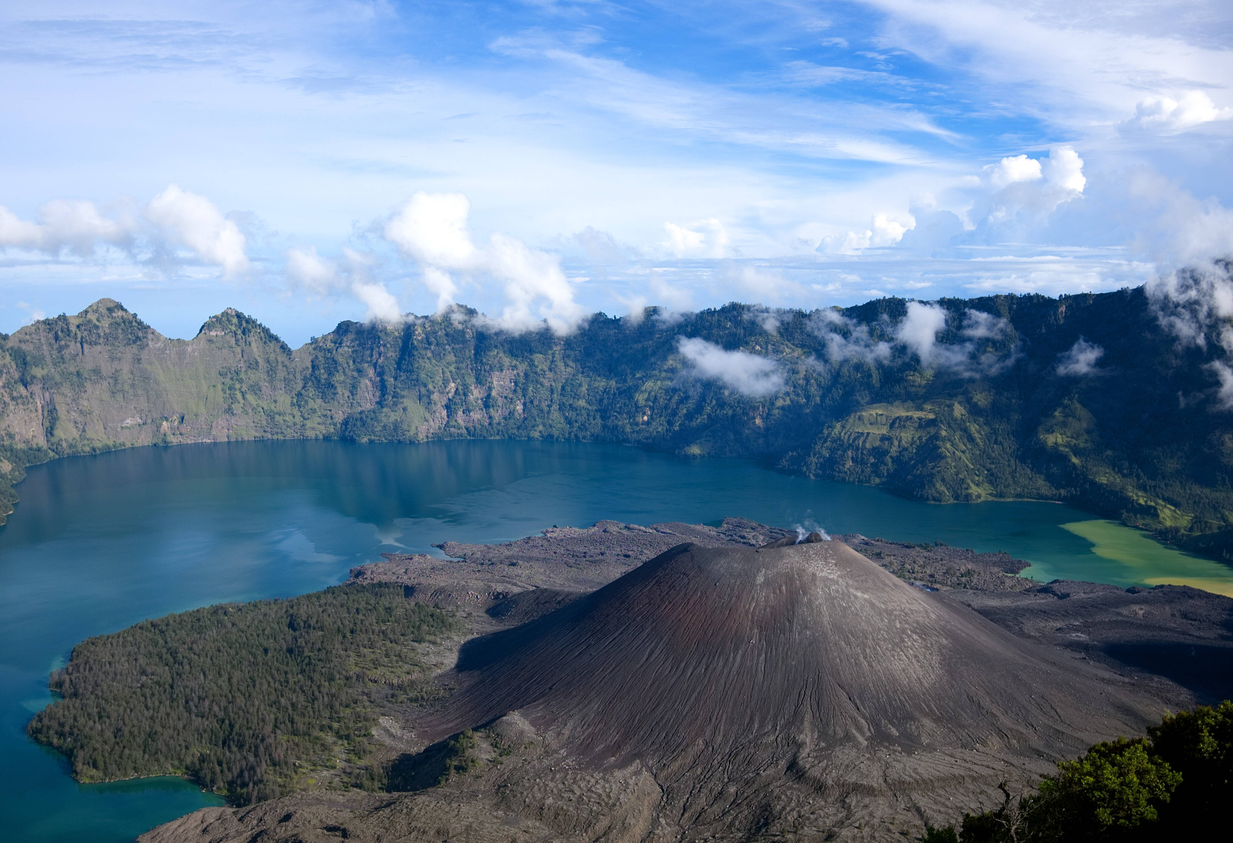 Kratermeer van Mount Rinjani op Lombok in Indonesie