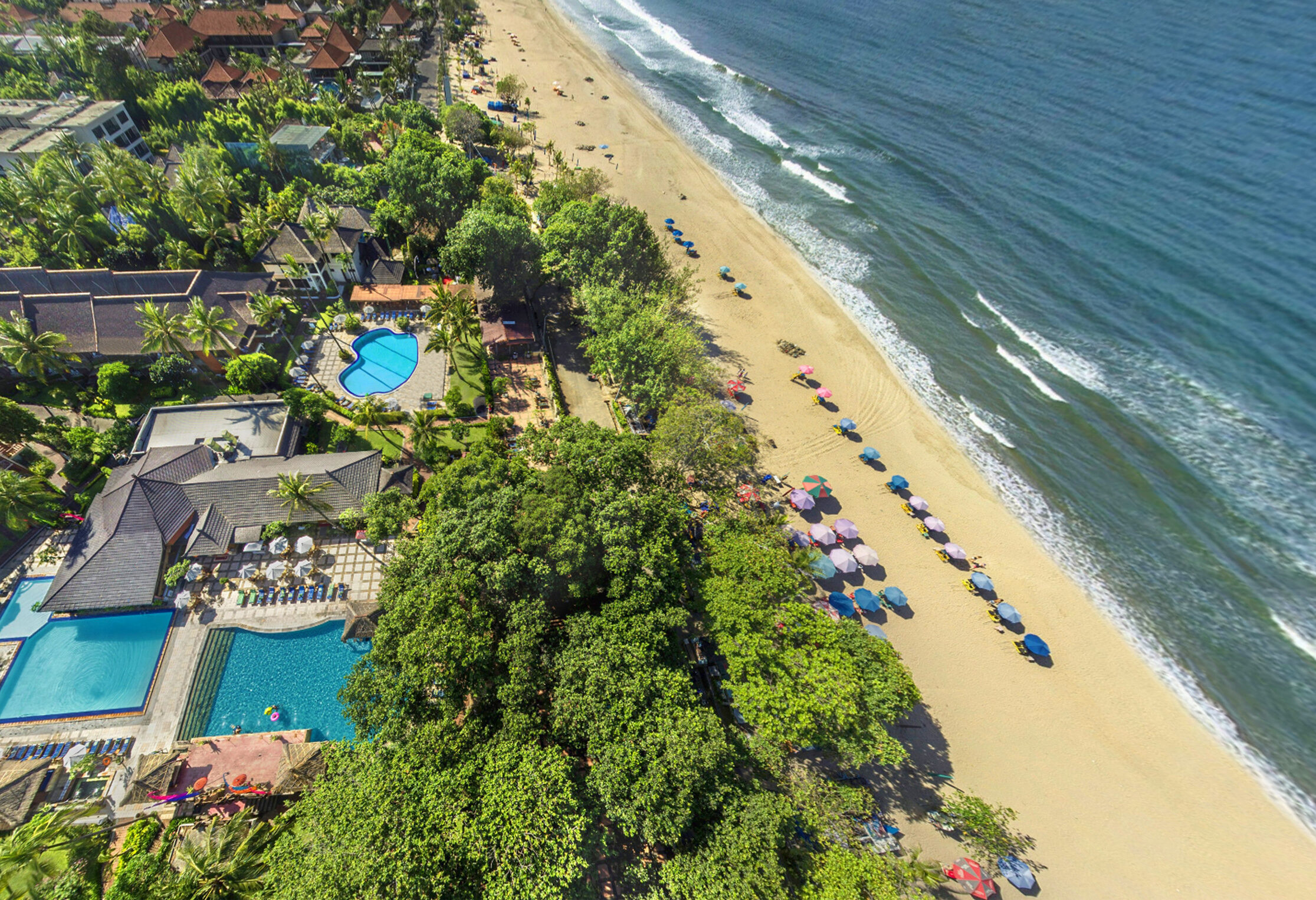 Het strand van Legian bij het Jayakarta op Bali in Indonesie
