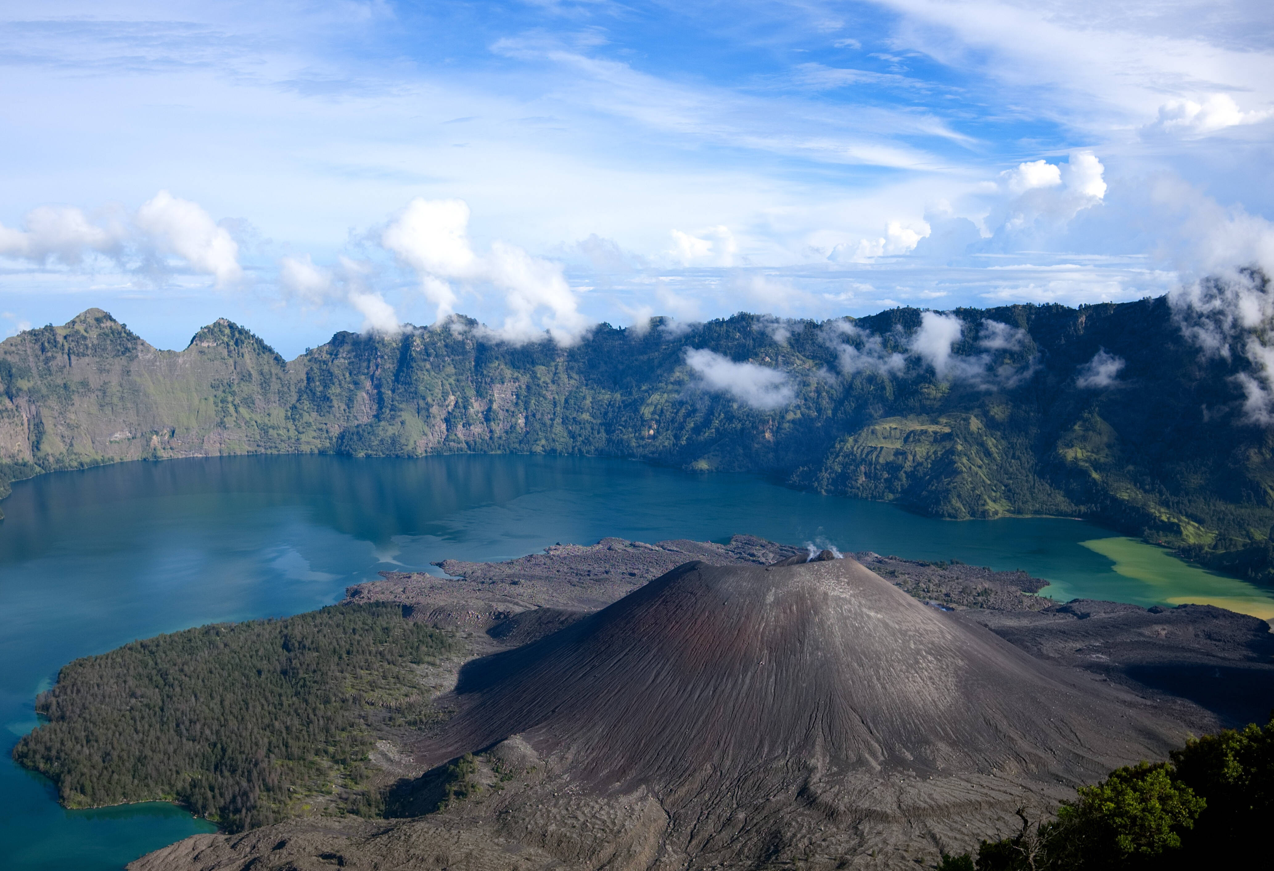 Kratermeer van Mount Rinjani op Lombok in Indonesie