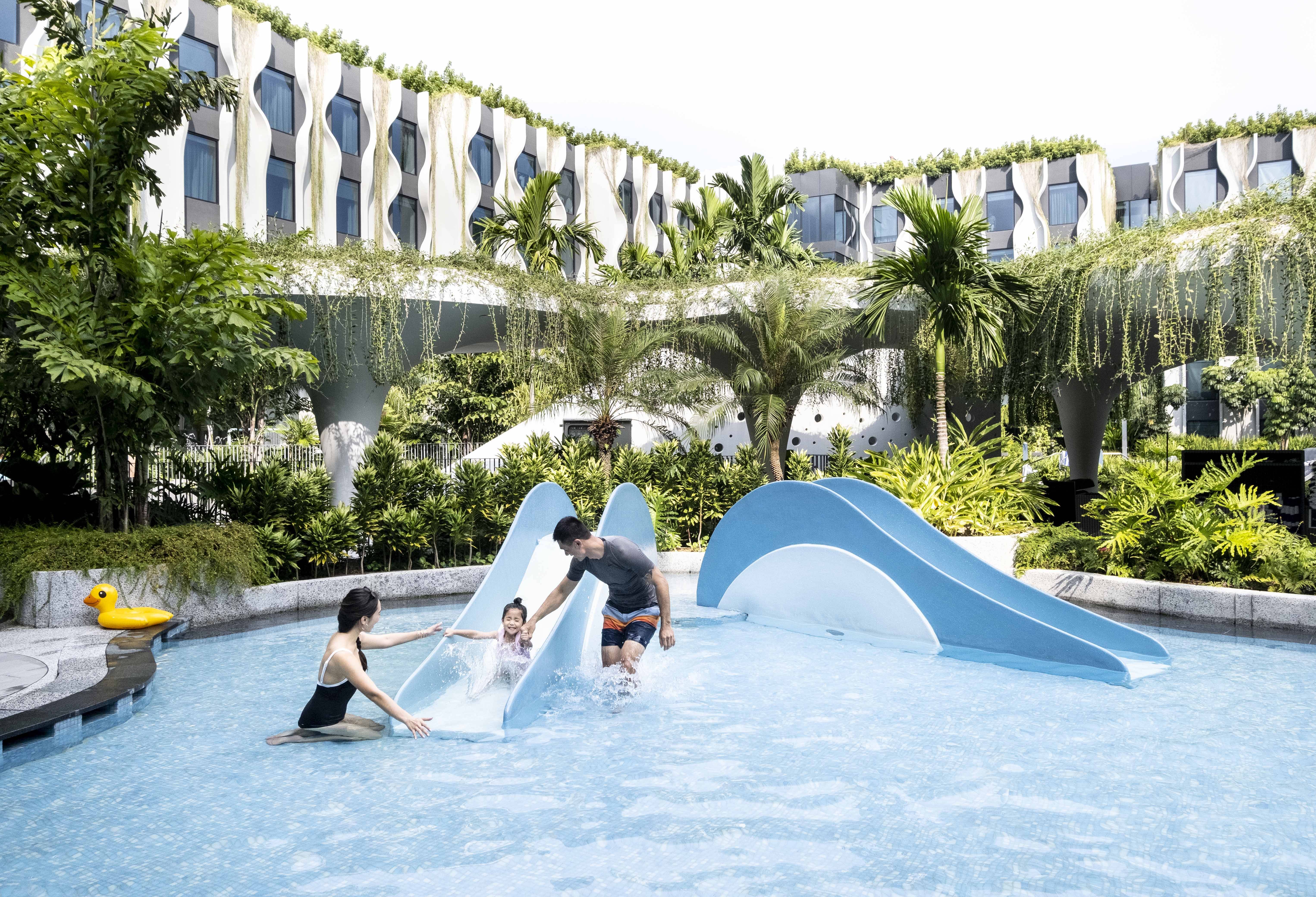 Gezin in het zwembad van Village Hotel Sentosa Singapore