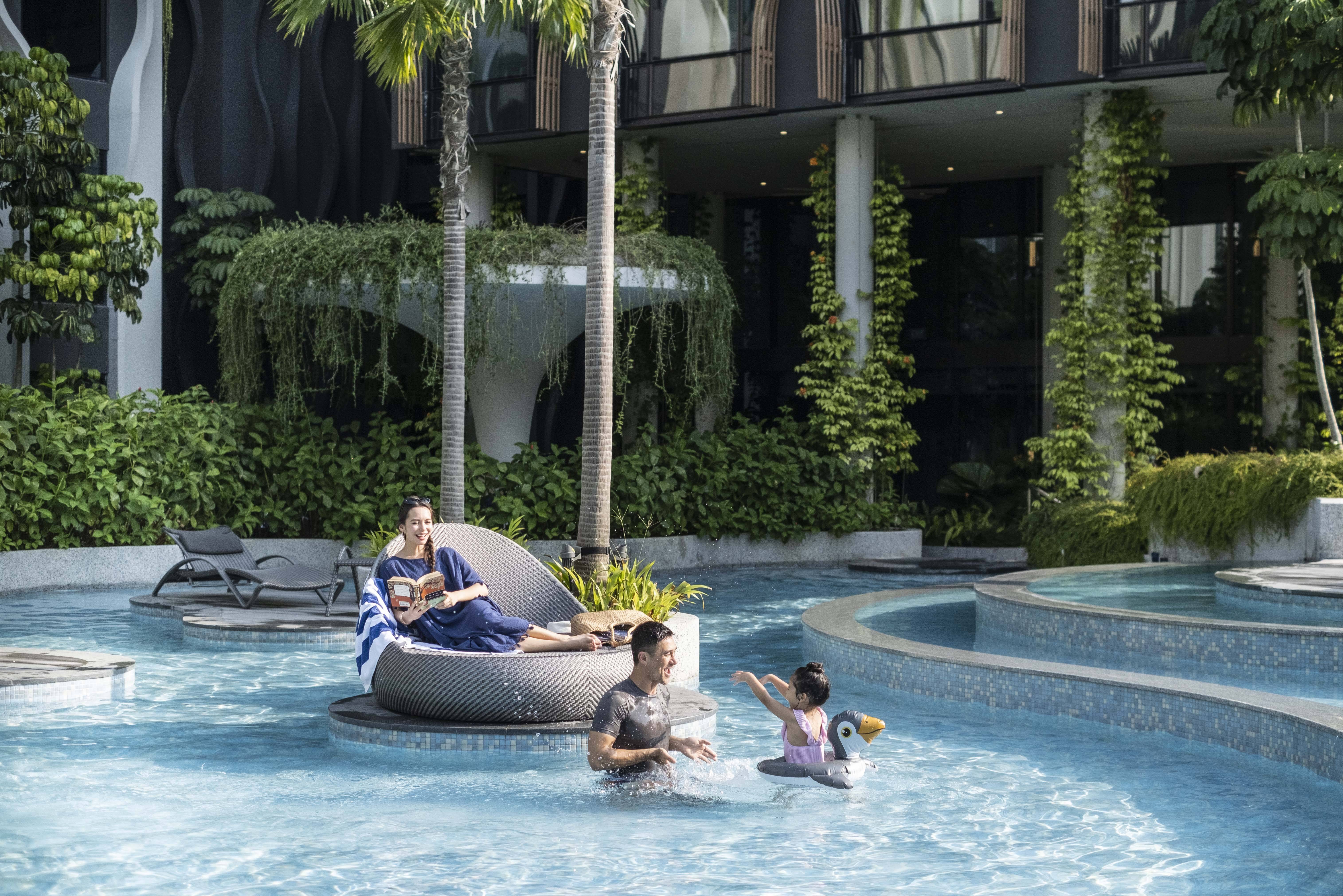 Relaxen bij het zwemabd Village Hotel Sentosa