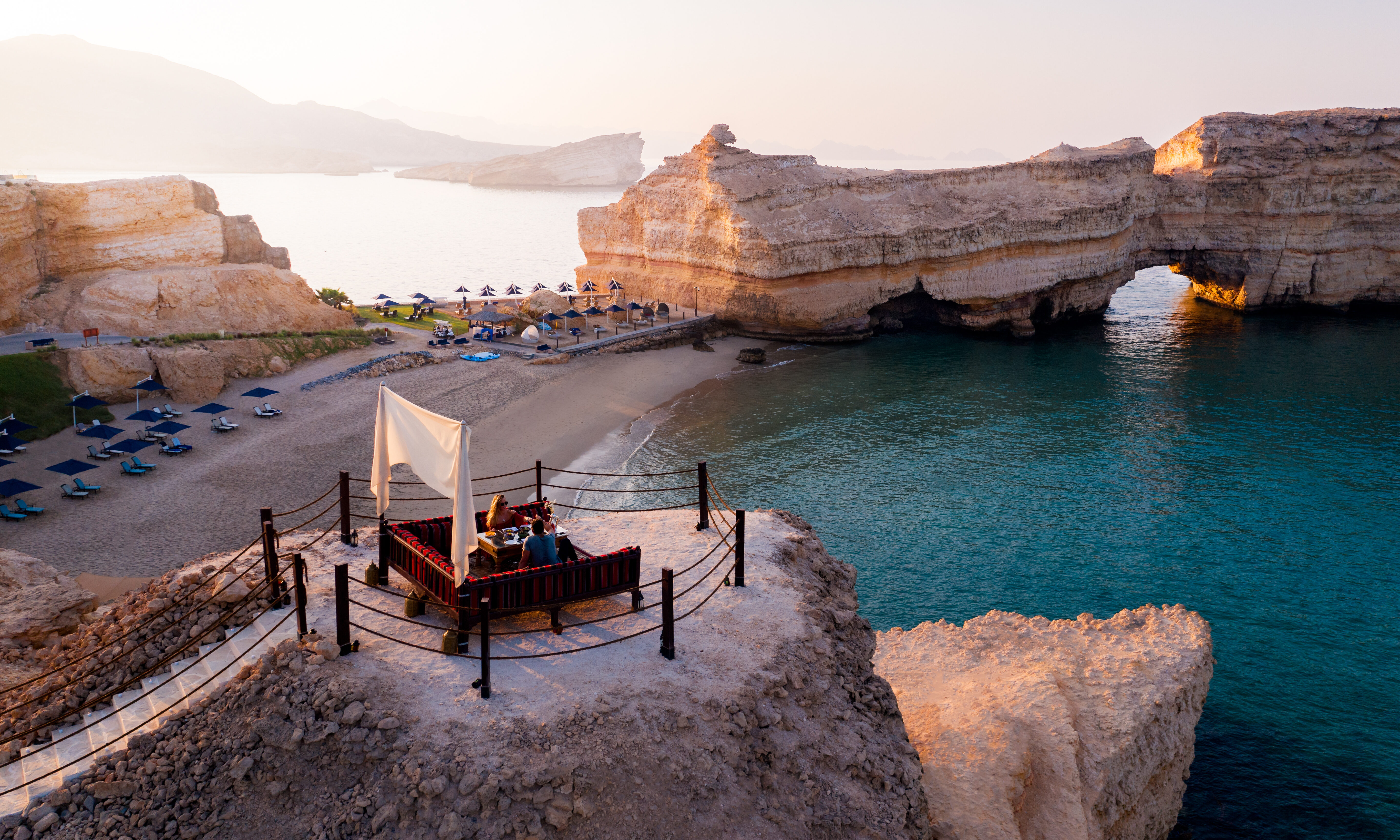 Oman-Muscat-Shangri-La-Al-Husn-Resort-and-Spa-Aperitief-Canapas-Drinks