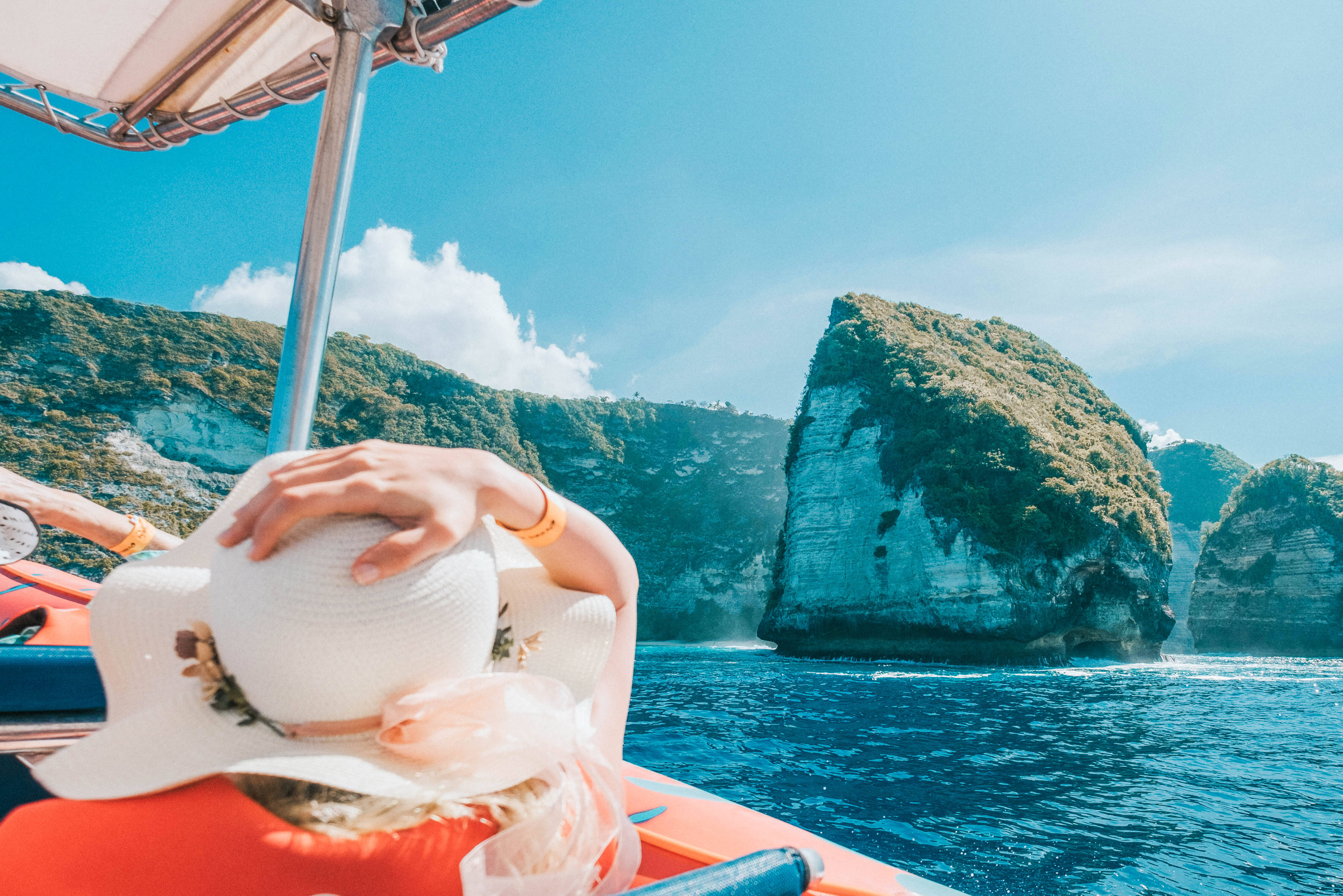 Waterlandschap onderweg bij Nusa Penida in Indonesie