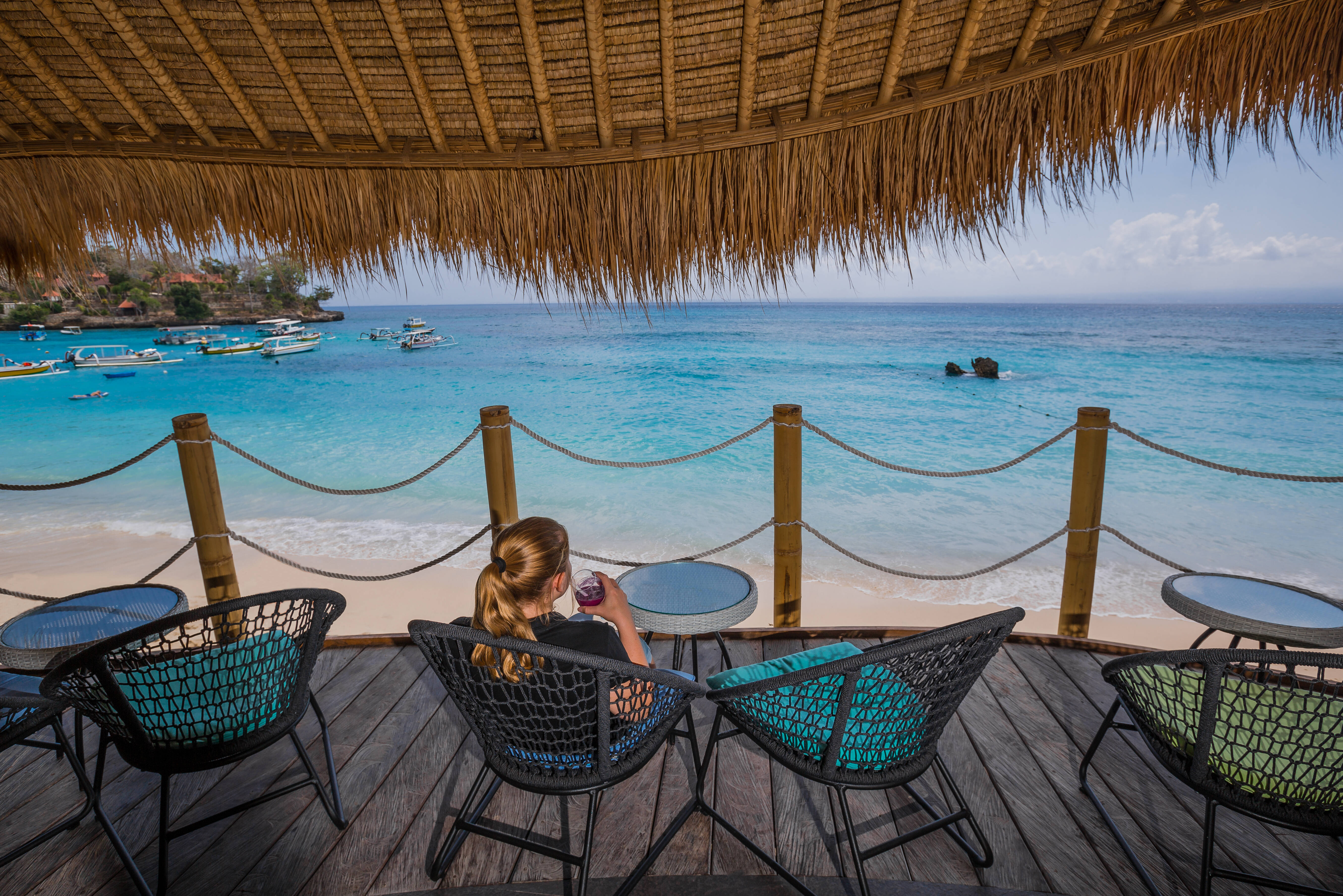 Relaxen aan het strand met een drankje op Nusa Lembongan in Indonesie