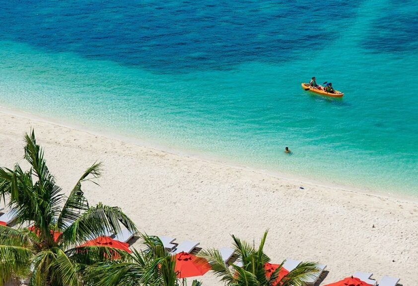 Strand van Costabella Beach Resort Mactan