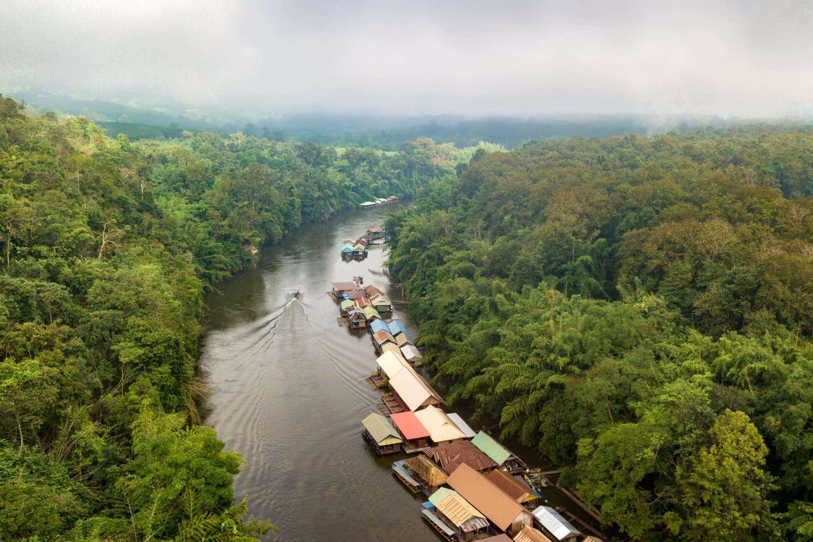 Drijvende huizen langs de rivier SAm Roi Yot nationaal park