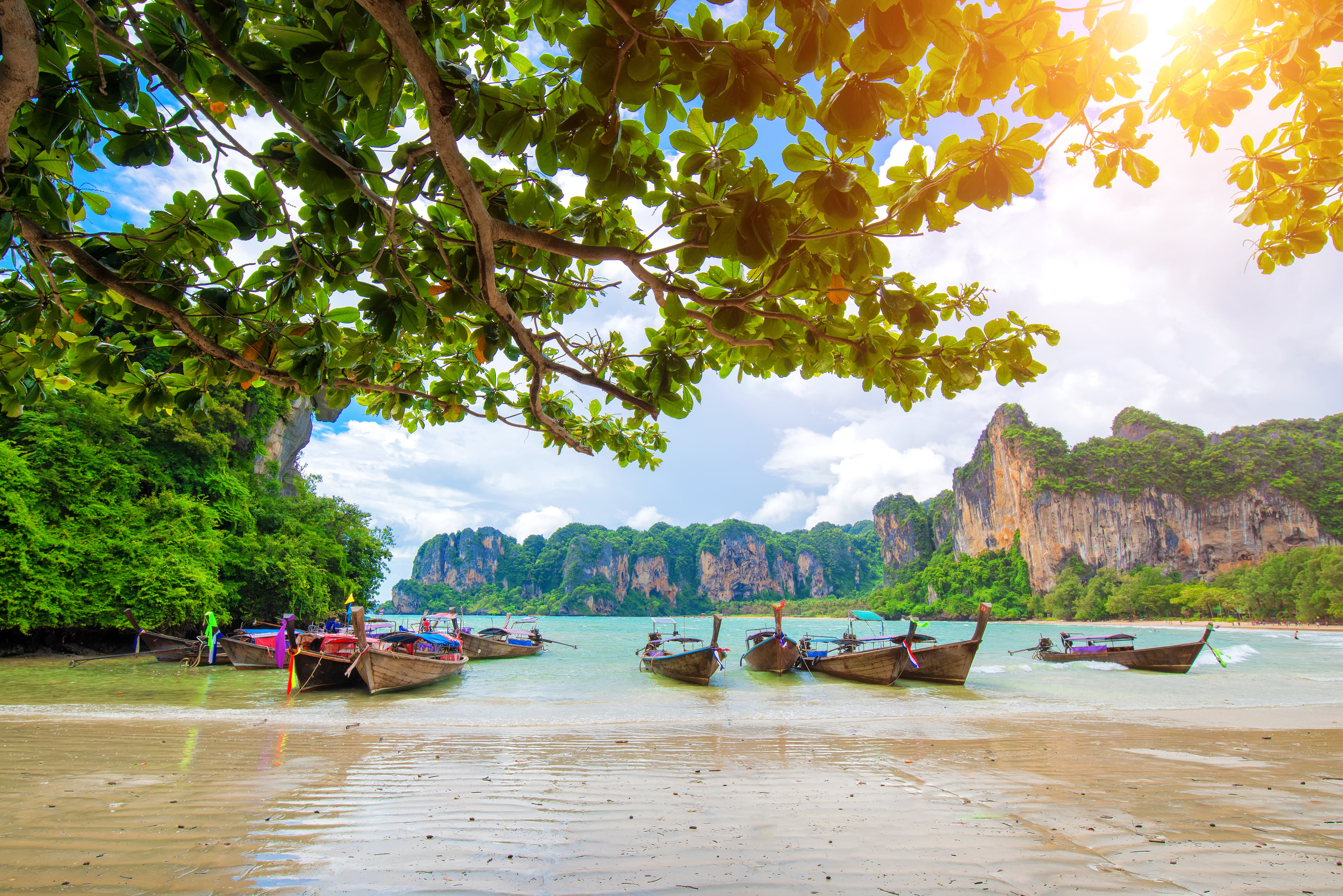 Bootjes langs de kust nabij Krabi