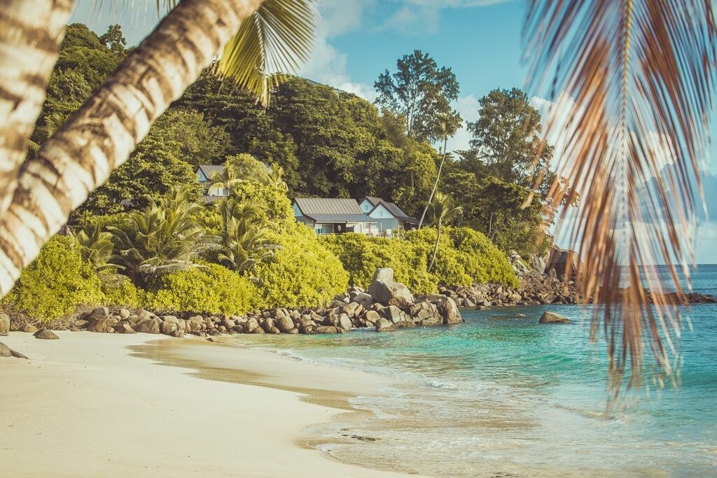 Seychellen Mahe CaranaBeach Hotel Strand