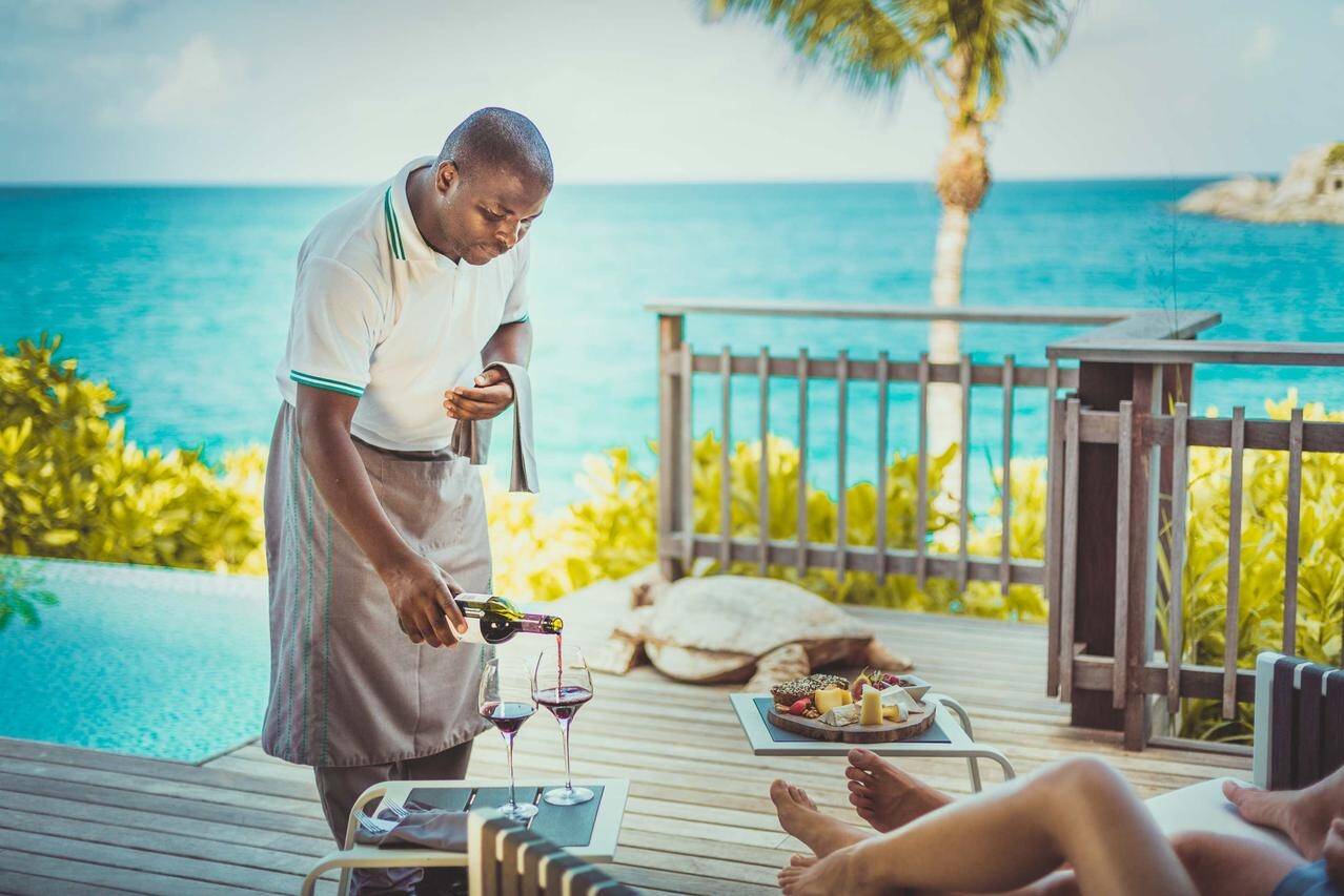 Seychellen Mahe CaranaBeach Hotel Chalet Service