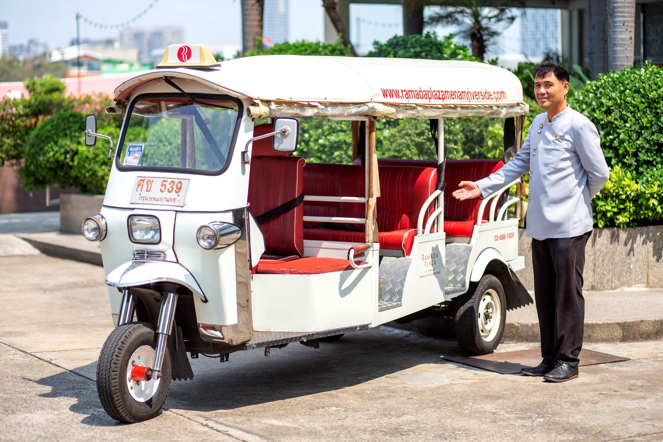 Thailand Bangkok Ramada Plaza Menam Riverside TukTuk