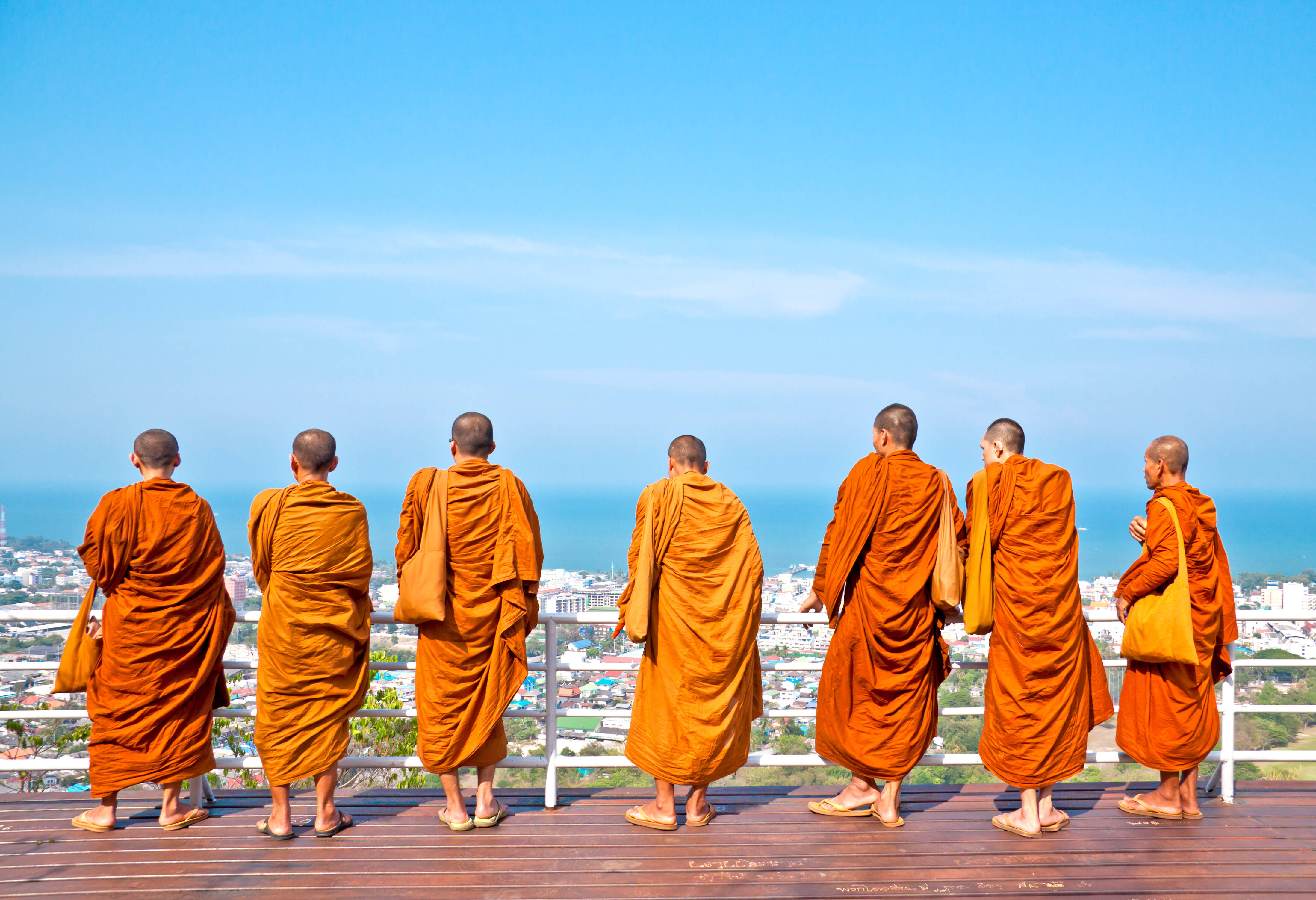 Monniken bij het uitkijkpunt van Khao Takiab