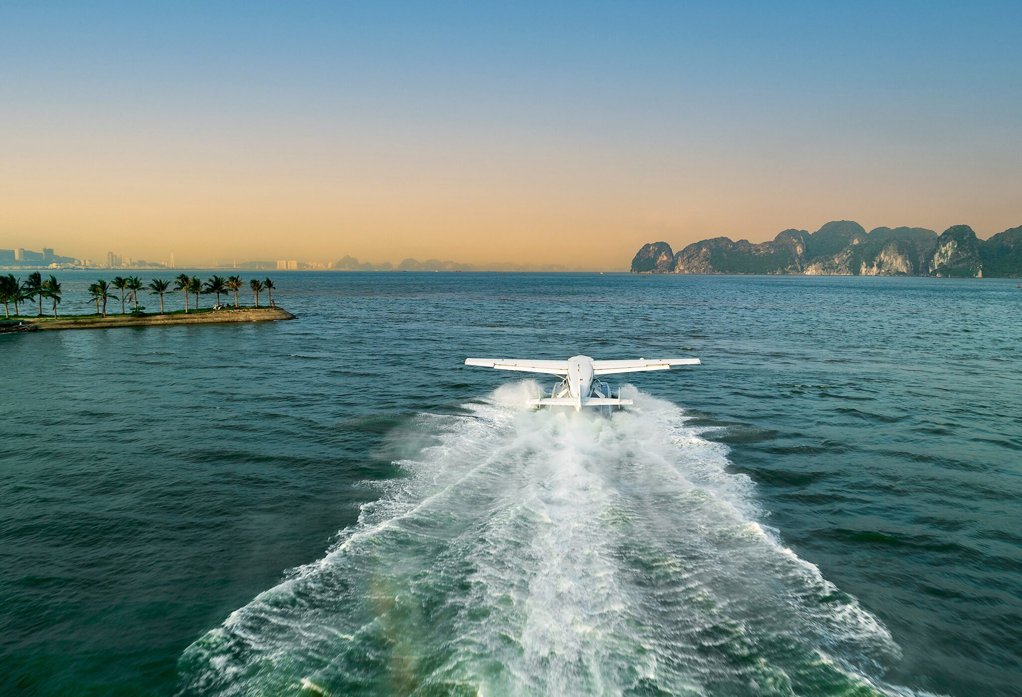 Rondvlucht per watervliegtuig over Halong Bay in Vietnam