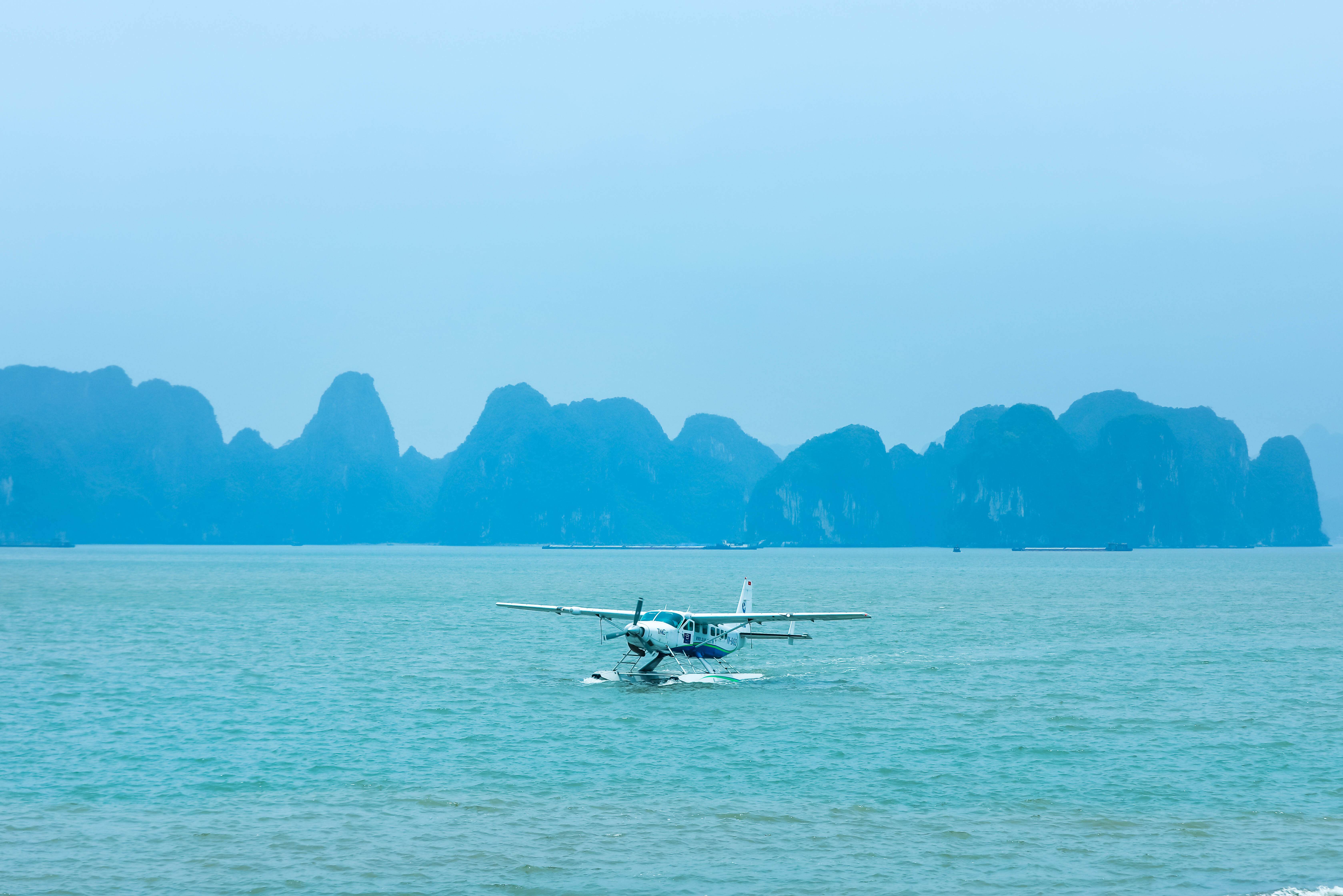 Watervliegtuig op het water in Halong Bay in Vietnam