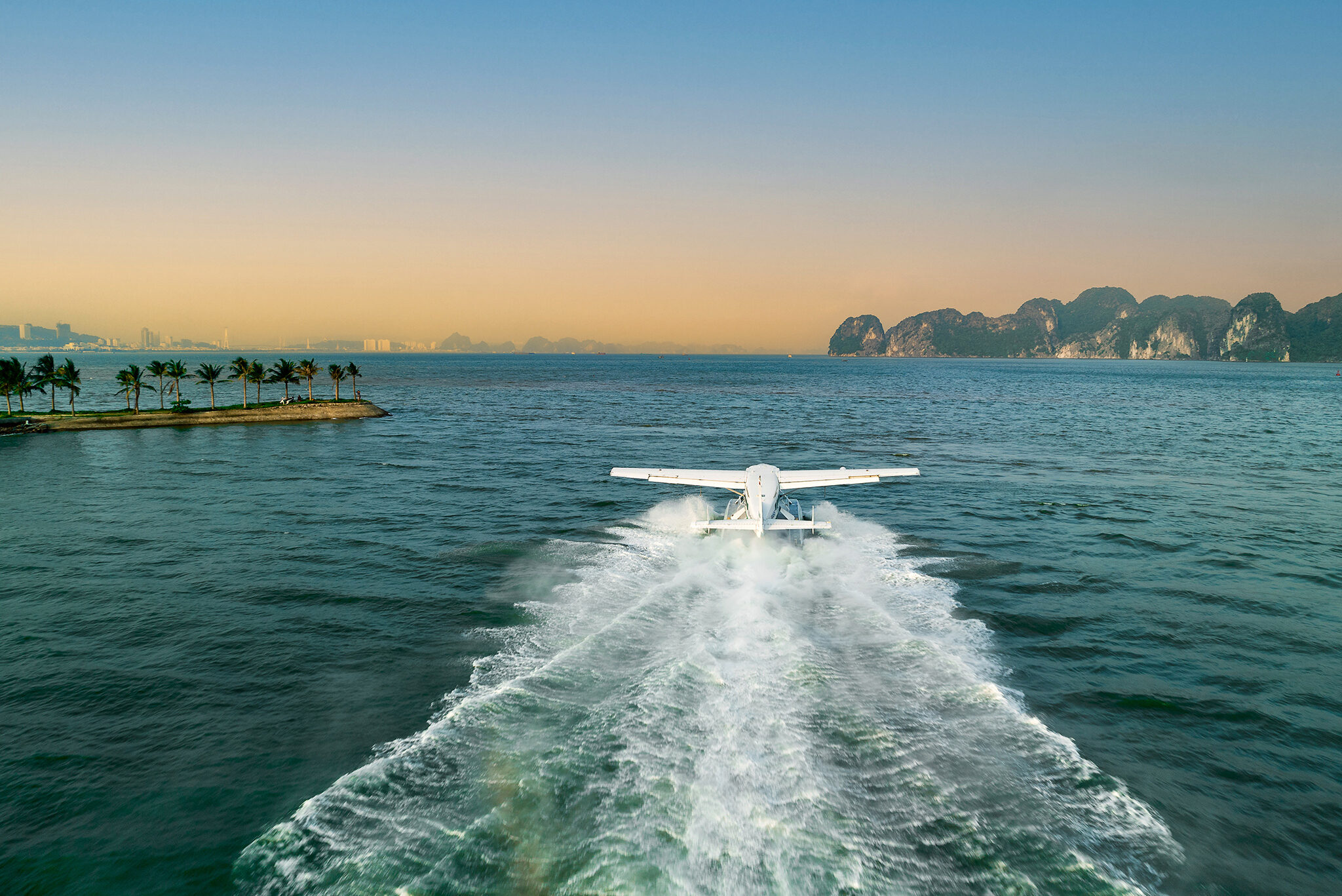 Watervliegtuig stijgt voor rondvlucht in Halong Bay in Vietnam