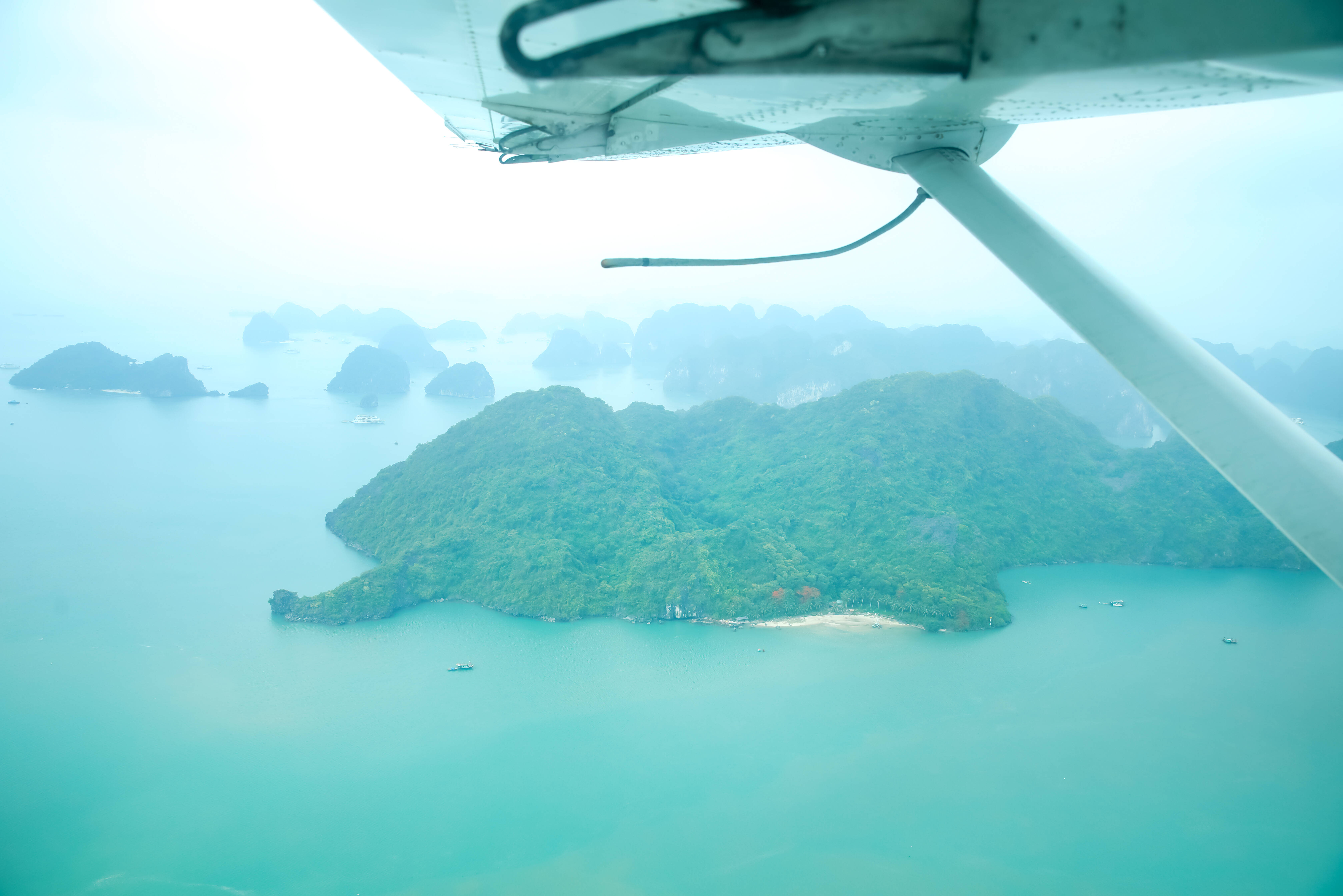 Uitzicht tijdens rondvlucht in Halong Bay in Vietnam