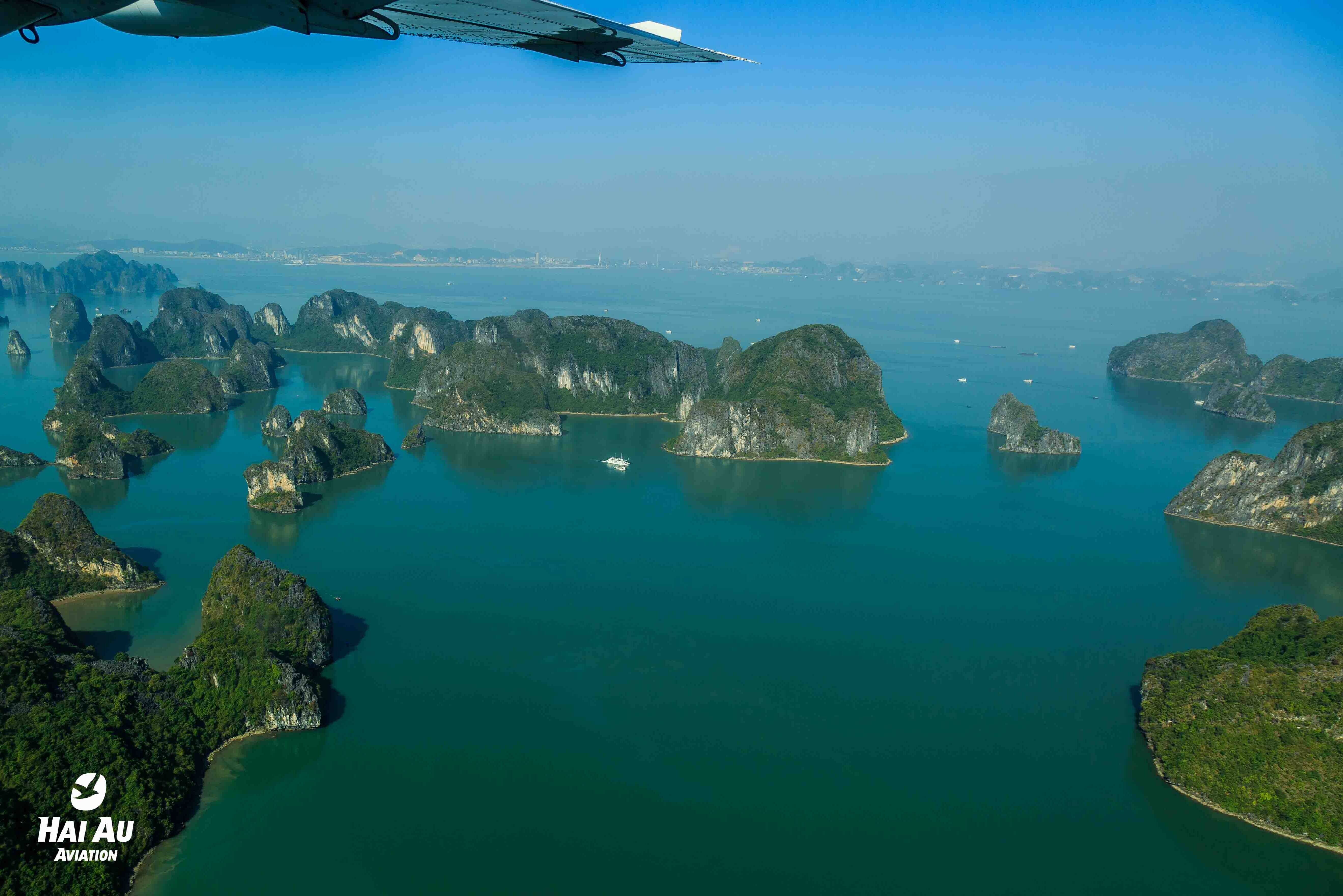 Uitzicht tijdens rondvlucht in Halong Bay en Bai Tu Long Bay in Vietnam