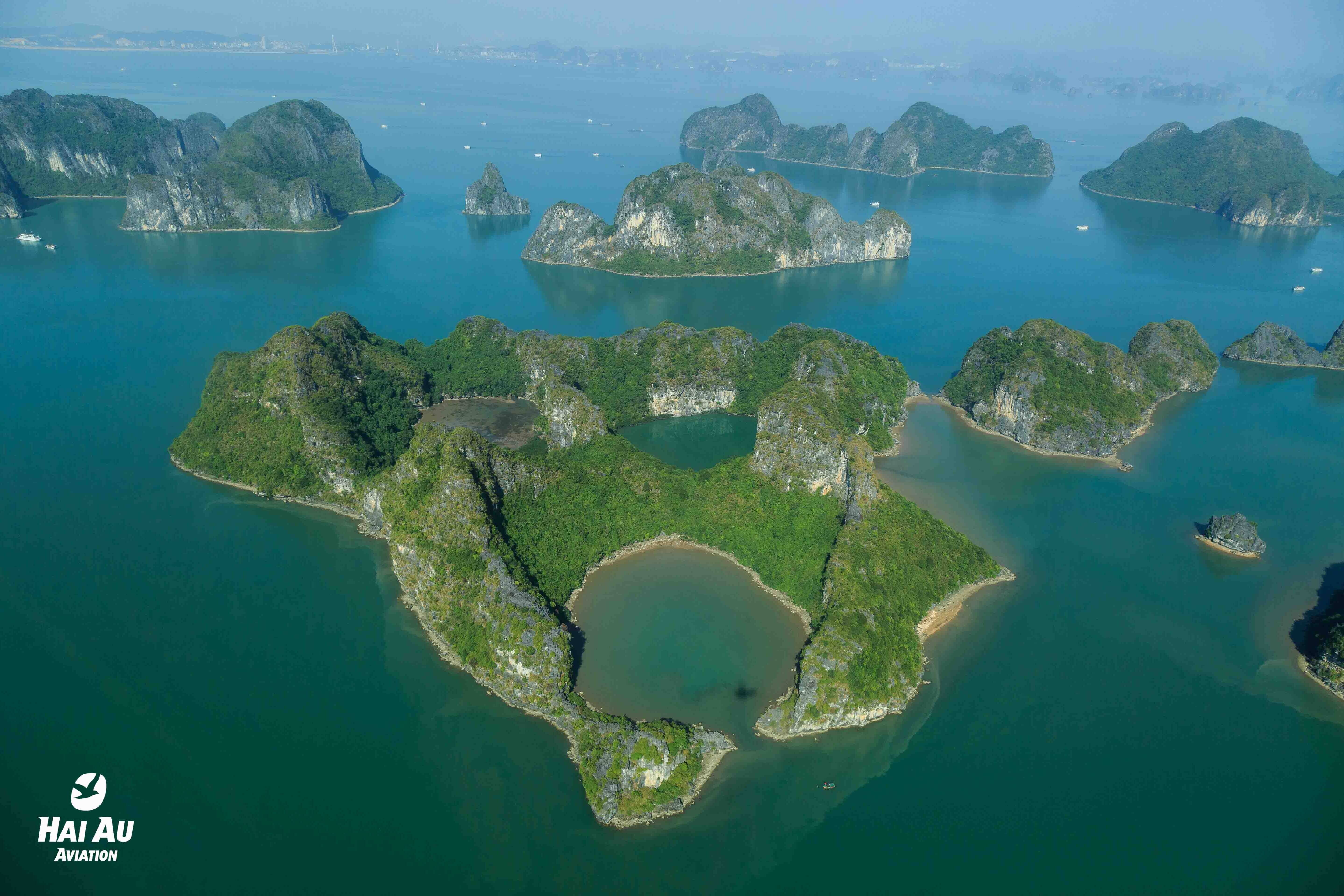 Uitzicht tijdens rondvlucht in Halong Bay en Bai Tu Long Bay in Vietnam