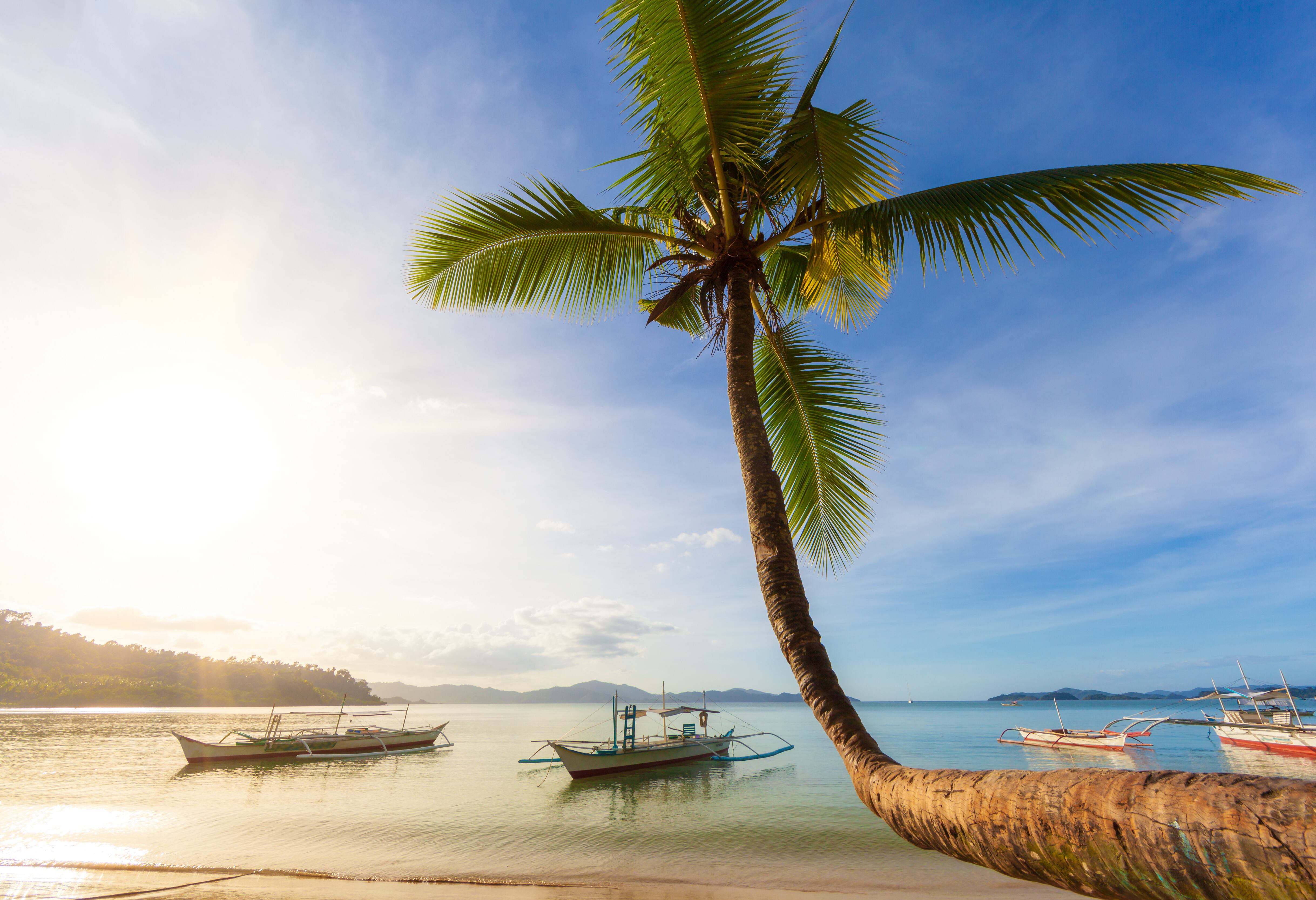 Strandje met boten aan de westkust van Palawan