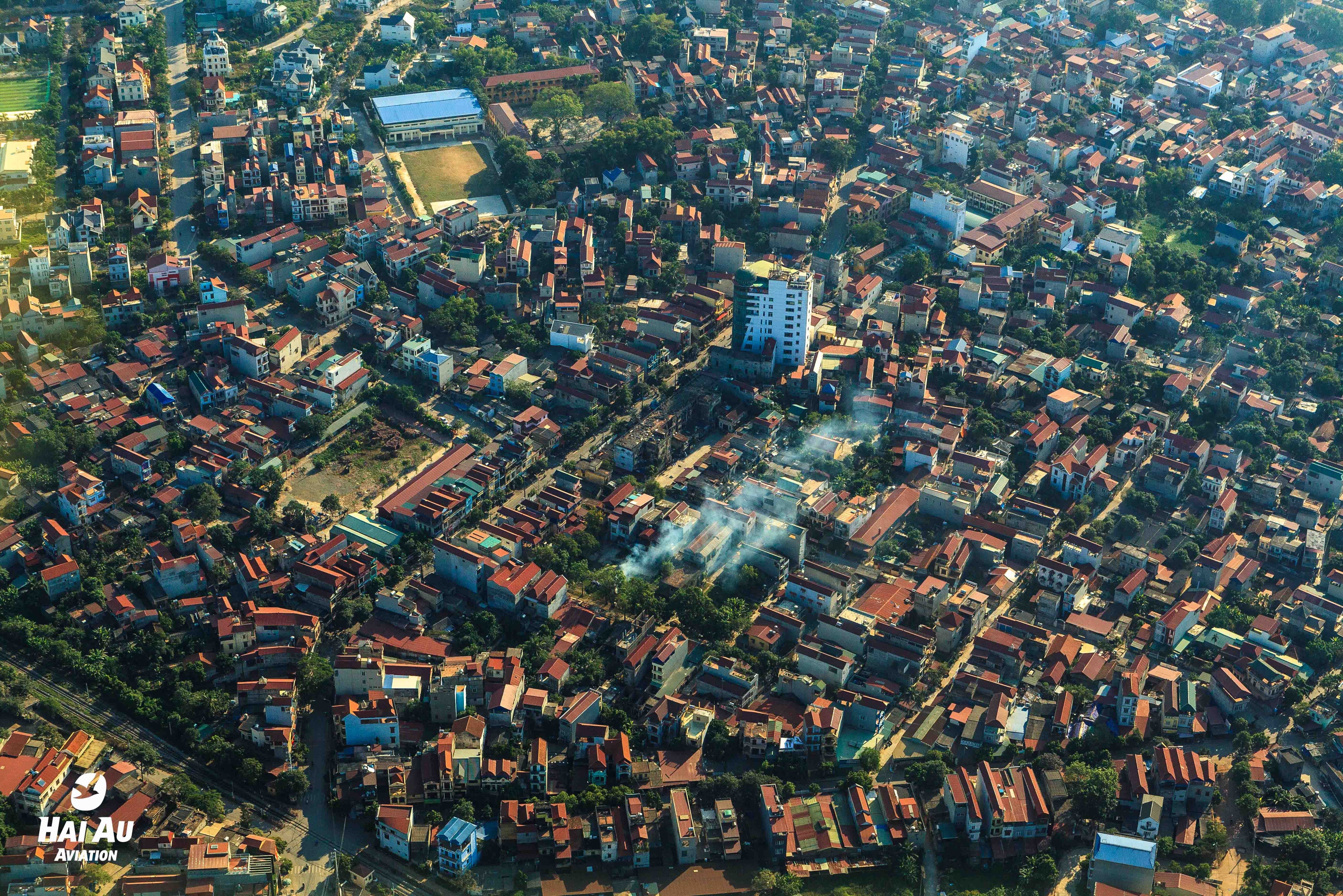 Uitzicht vanuit de lucht over de stad vanuit het watervliegtuig in Vietnam