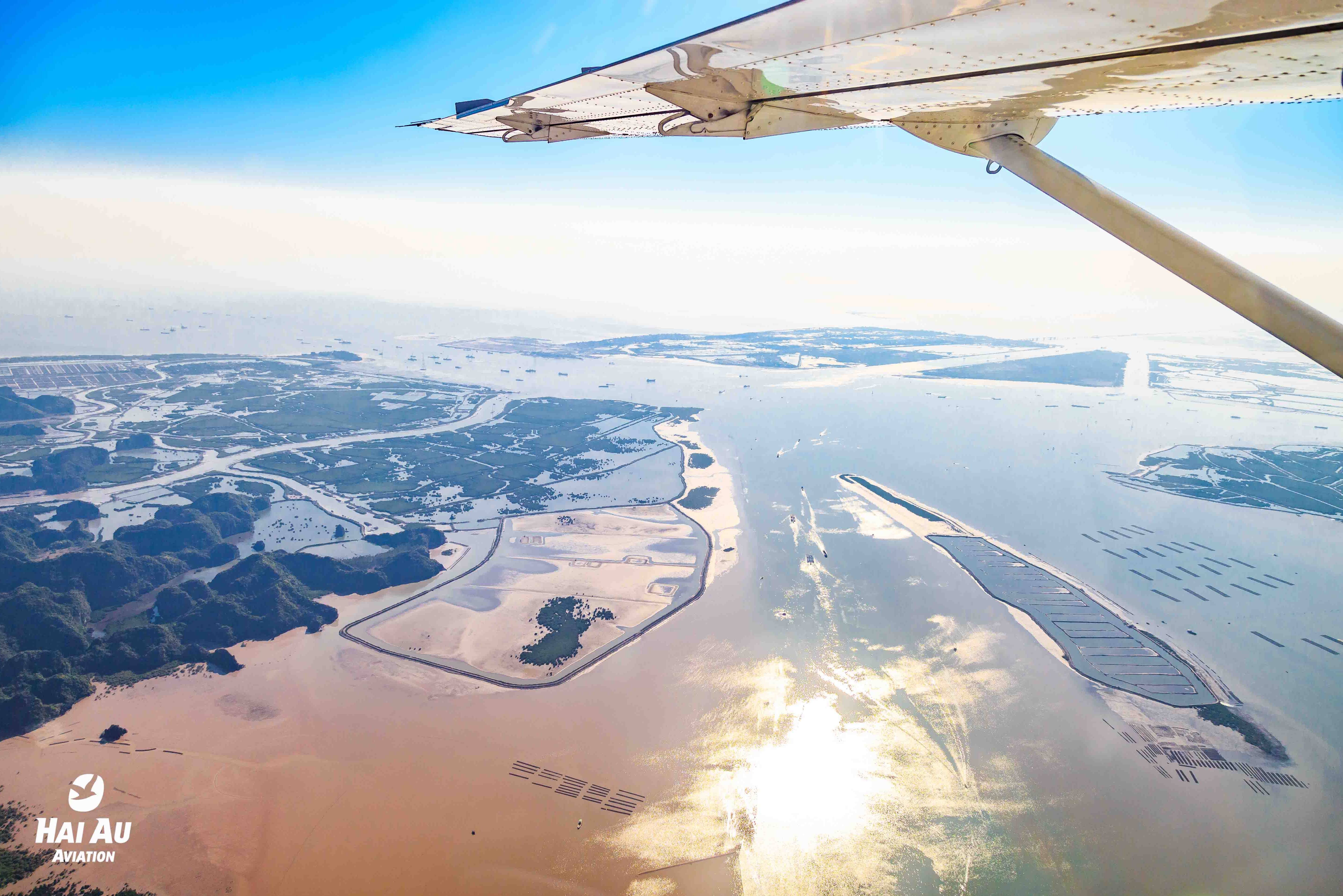 Naderen van Halong Bay in Vietnam
