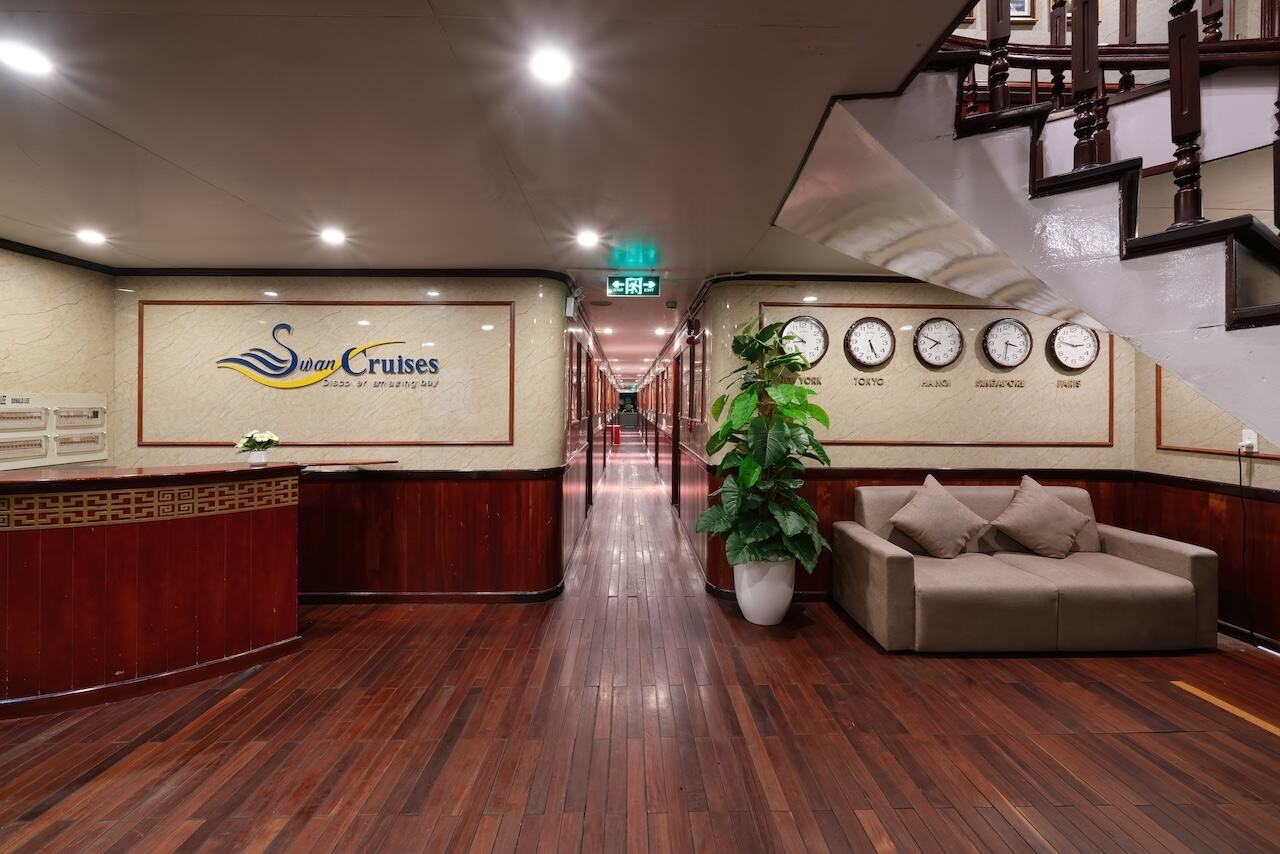 Lobby aan boord van Swan Cruises Halong Bay