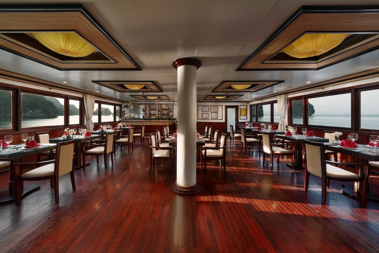 Restaurant aan boord Swan Cruise Halong Bay