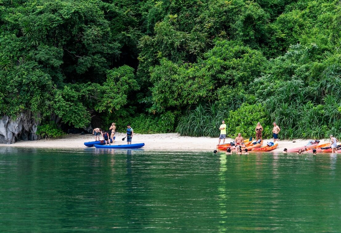 Bezoek aan strand per Kajak Halong Bay
