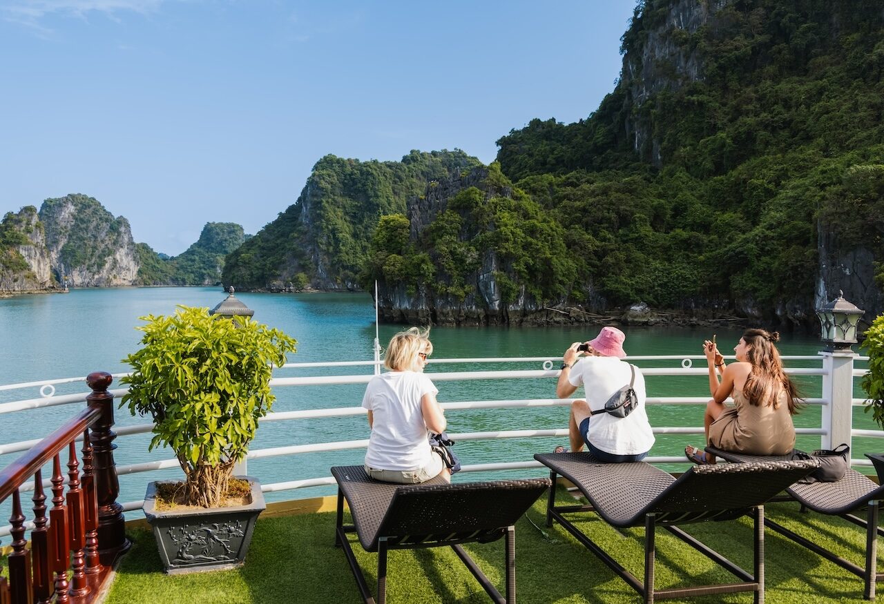 Genieten van het uizicht in Halong Bay Vietnam