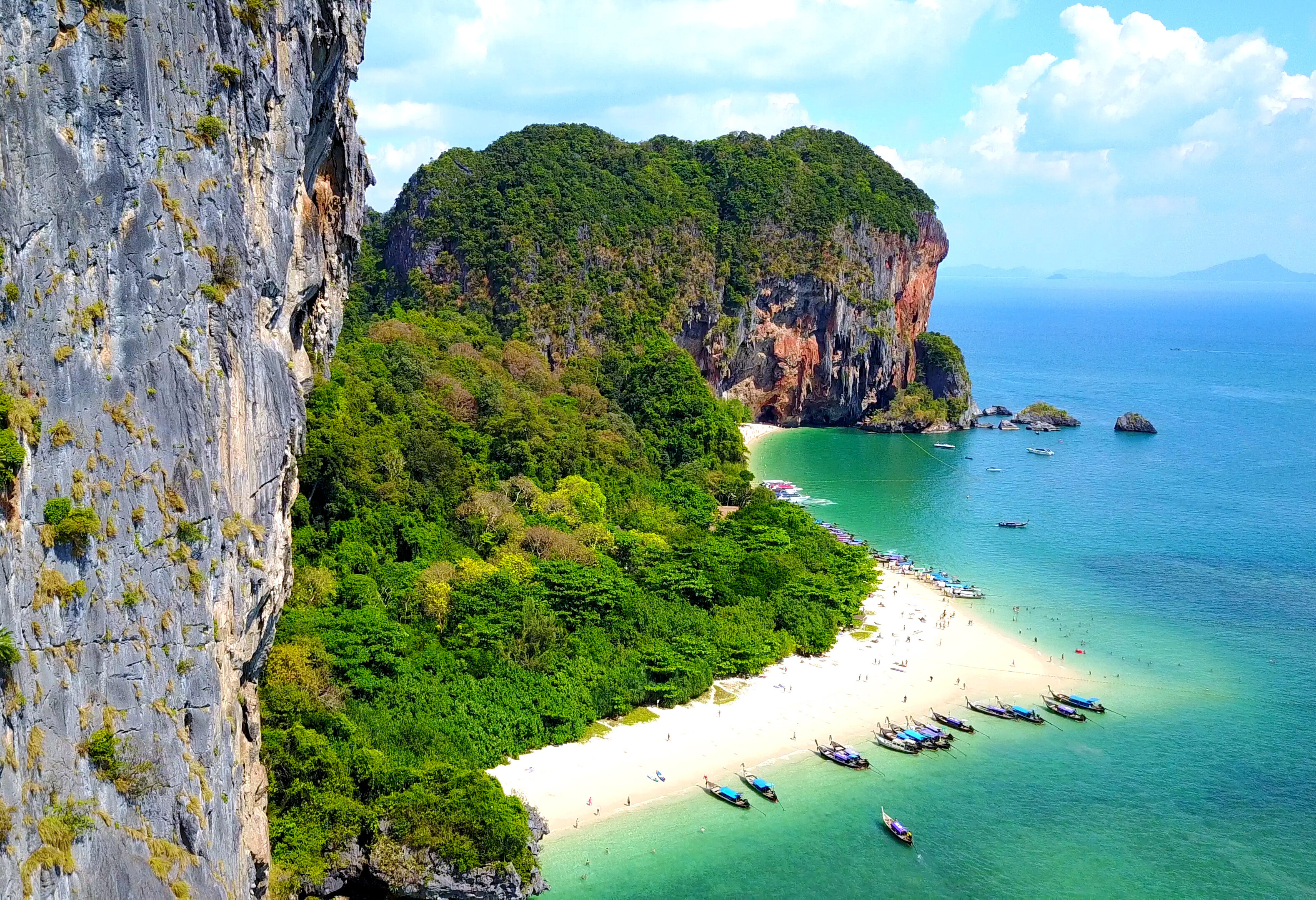 Kliffen en strand nabij Ao Nang Krabi