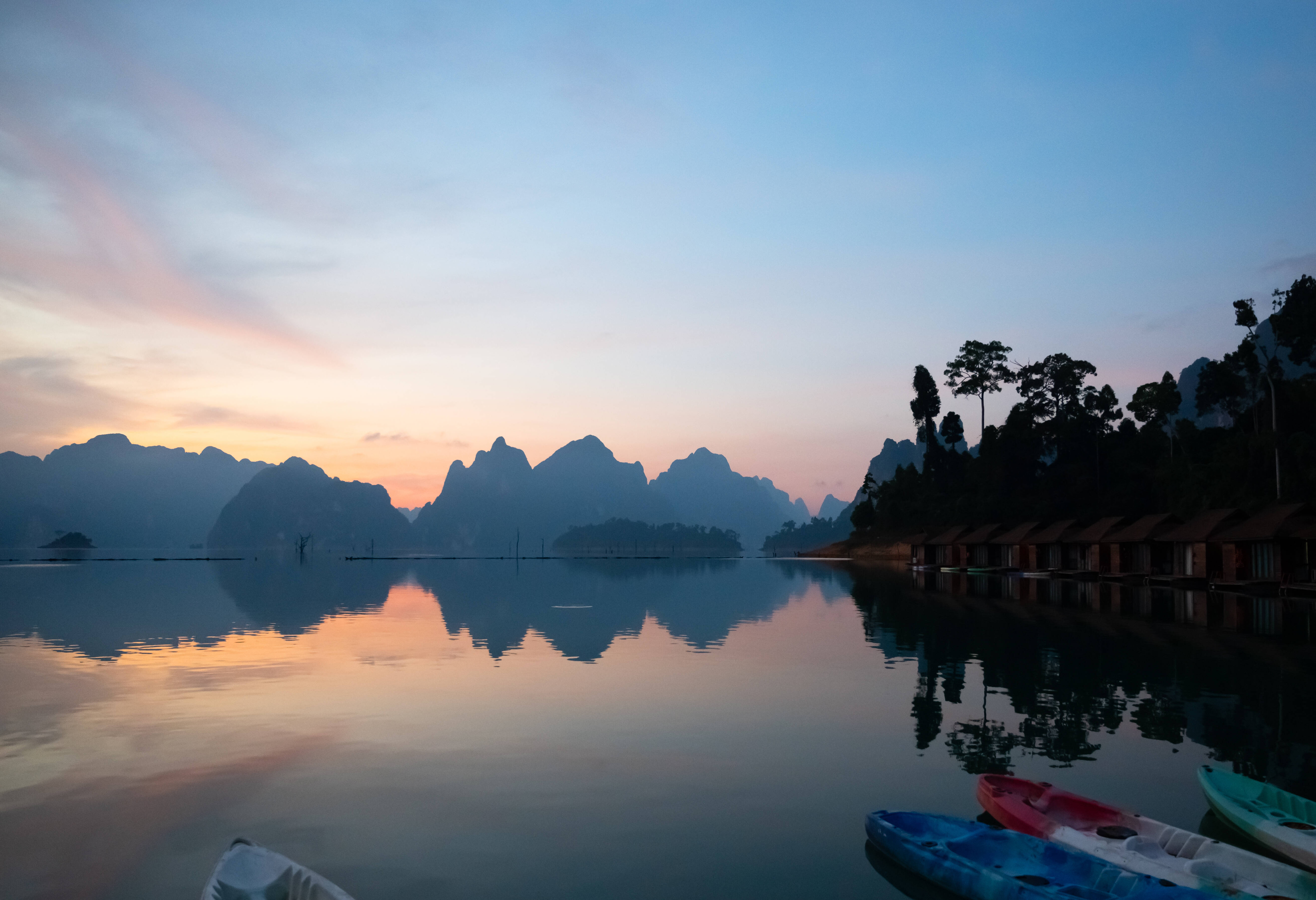 Zonsopgang bij het Chaow Lan meer