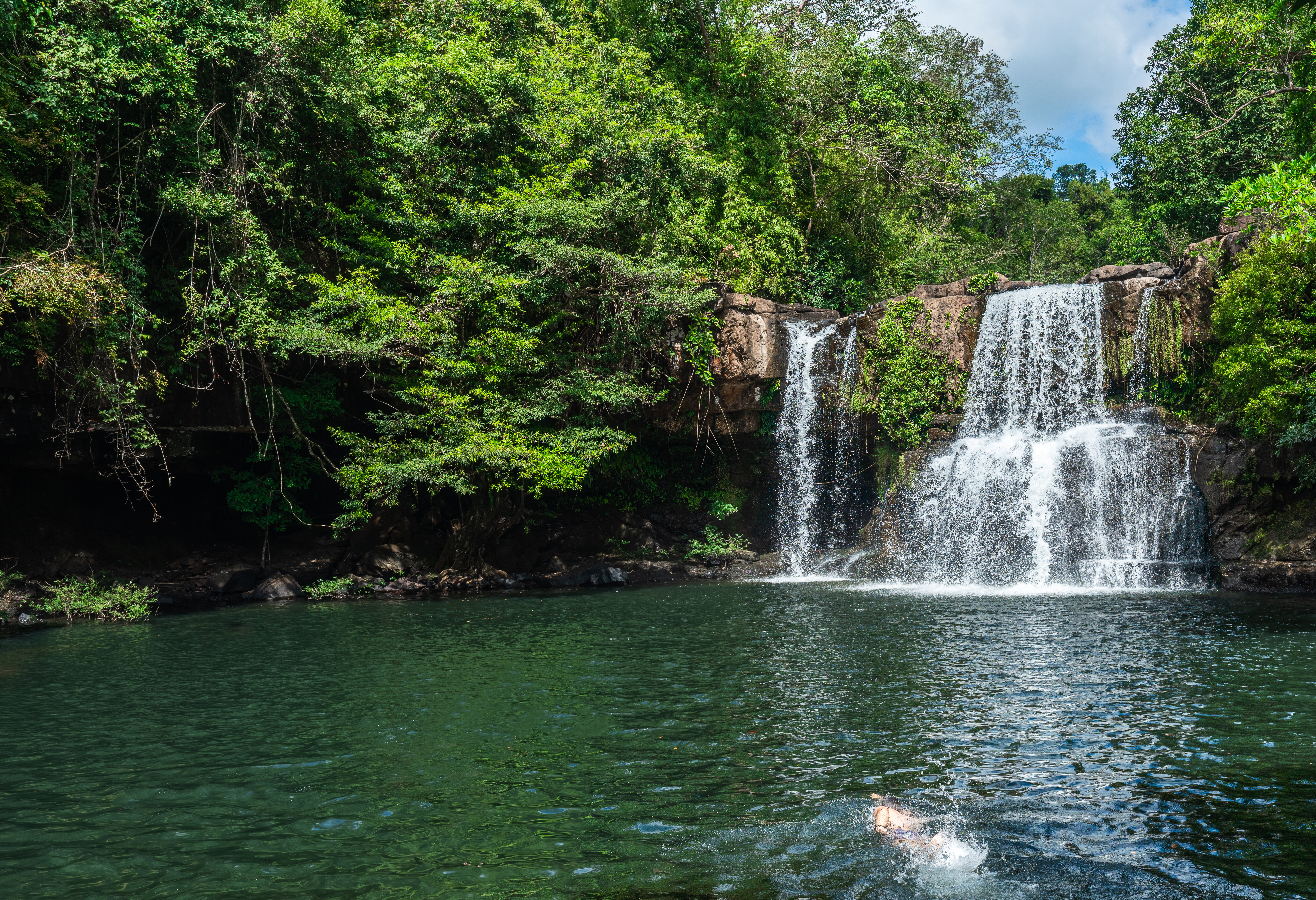Zwemmen bij een waterval