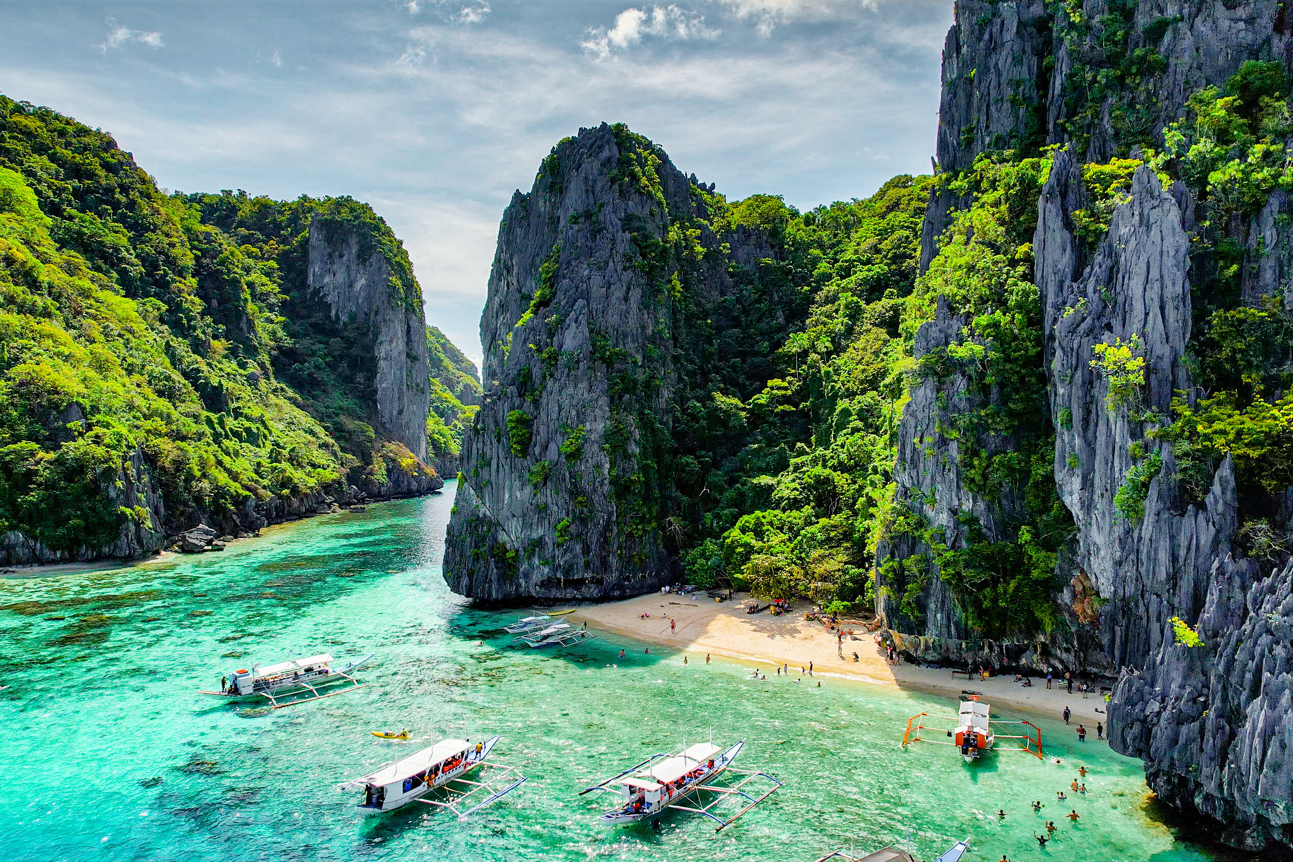 El Nido strand omringd door rotsen