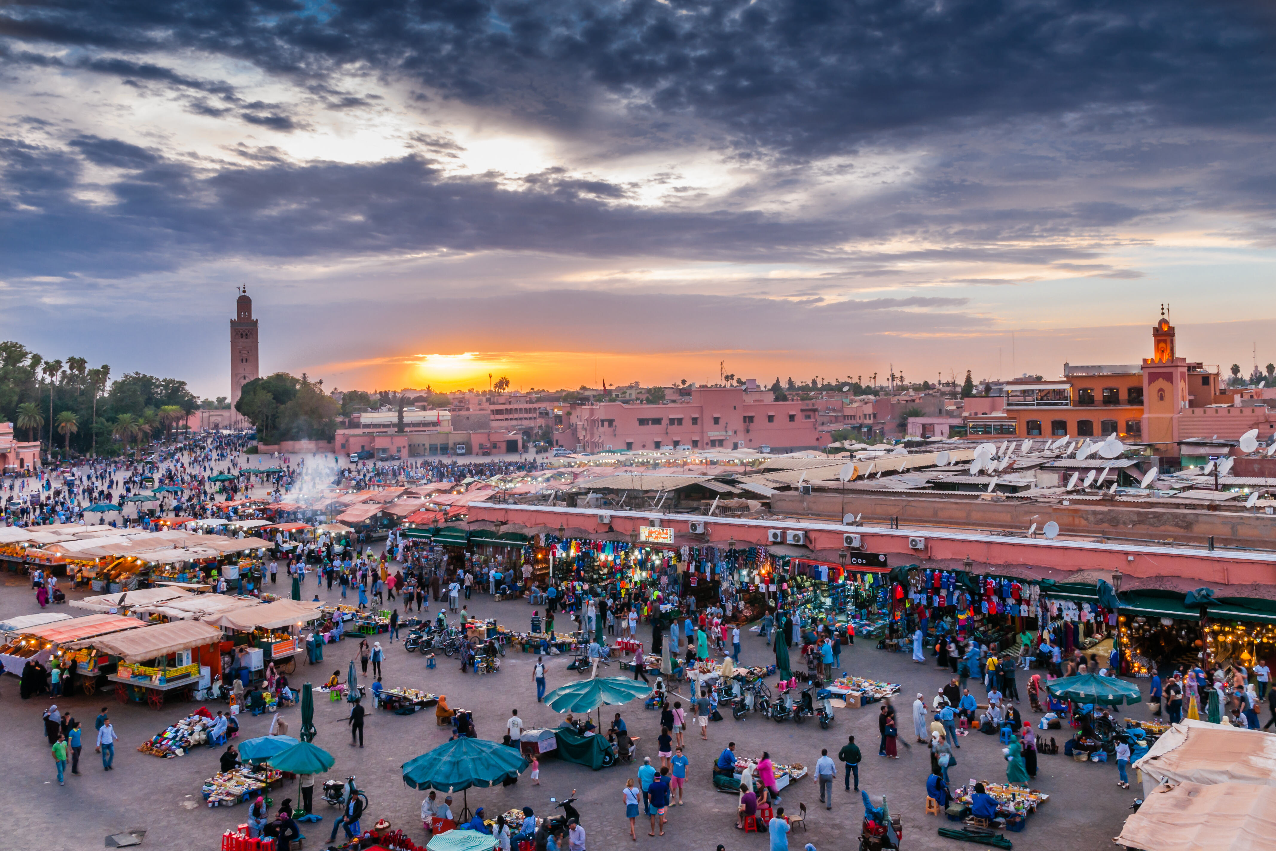 Djemaa-el-Fna-plein, zonsondergang in Marrakech, Marokko