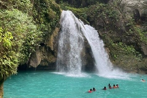 Zwemmen bij de Kawasan watervallen op Cebu