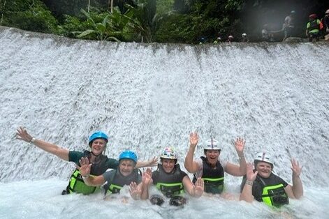 Zwemmen bij de Kawasan watervallen op Cebu