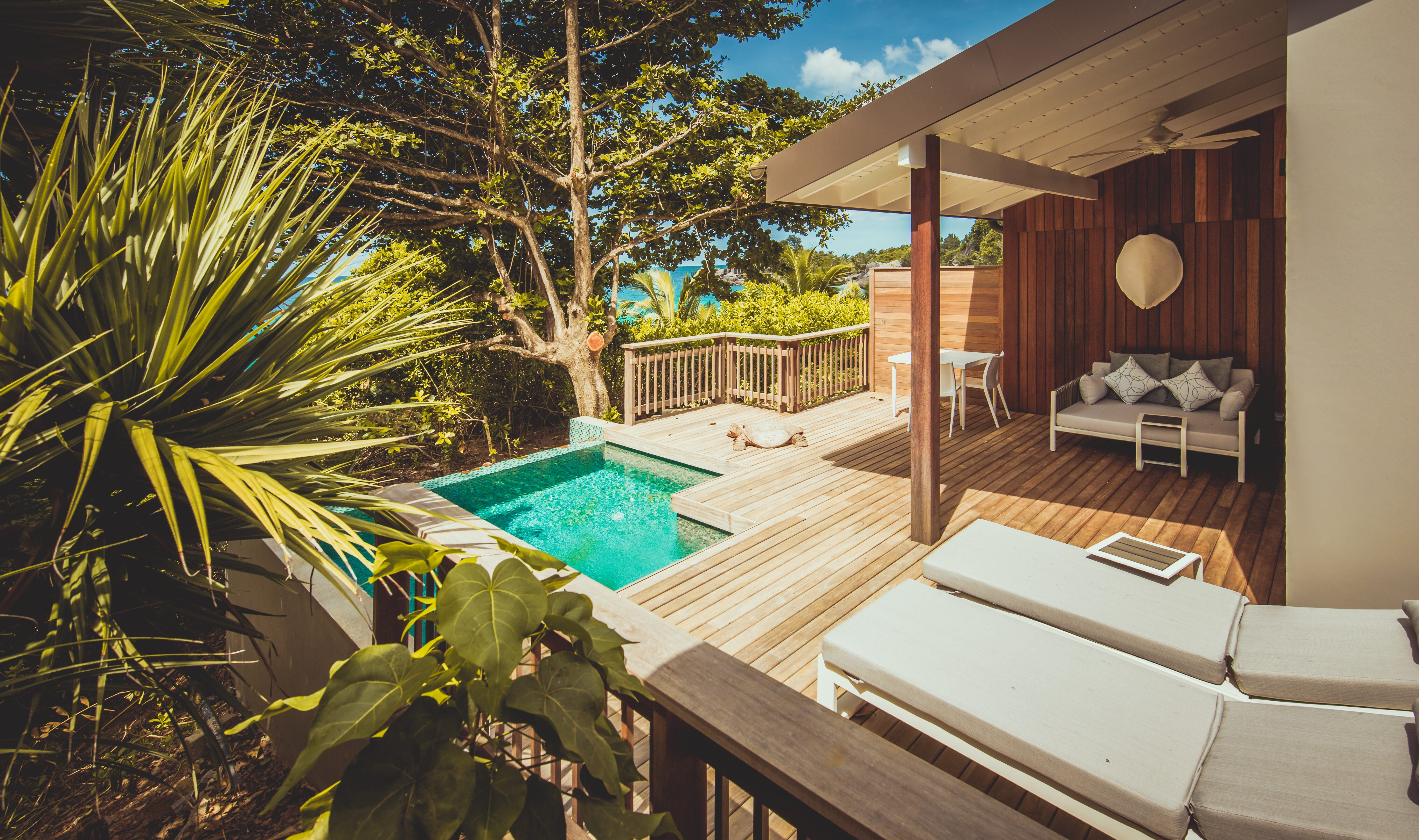 Seychellen Mahe CaranaBeach Hotel Ocean View Pool Chalet
