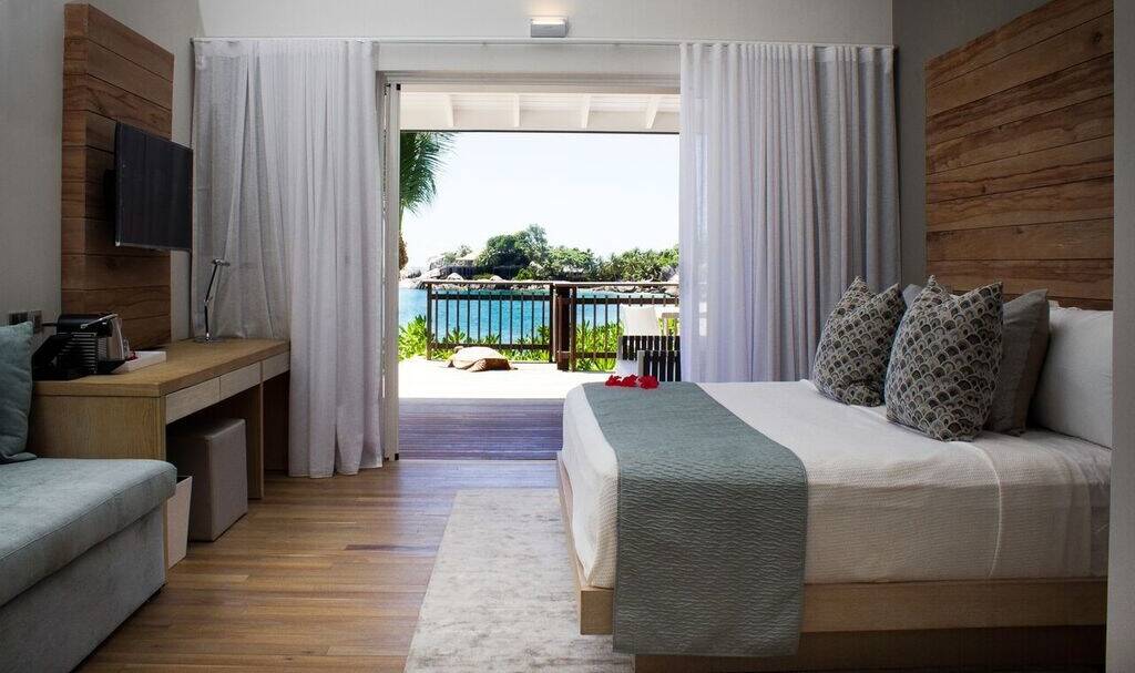 Seychellen Mahe CaranaBeach Hotel Ocean View Pool Chalet