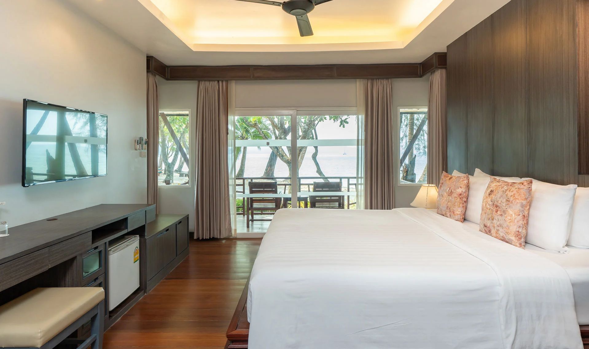 Thailand Koh Chang Paradise Resort Deluxe Beachfront Bungalow